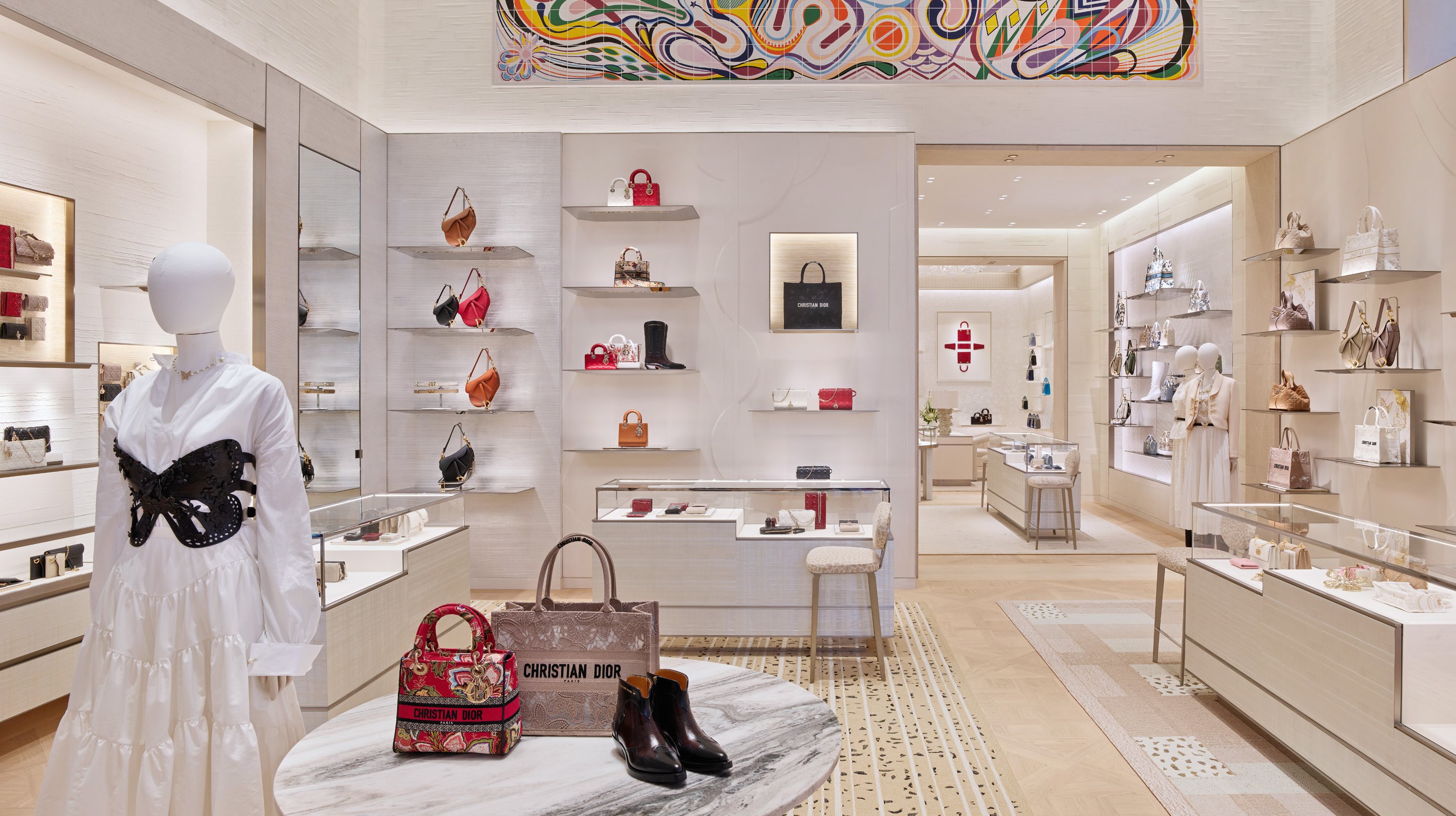 Ao longo de três pisos, do térreo ao segundo andar, a maison mostra o essencial dos códigos Dior