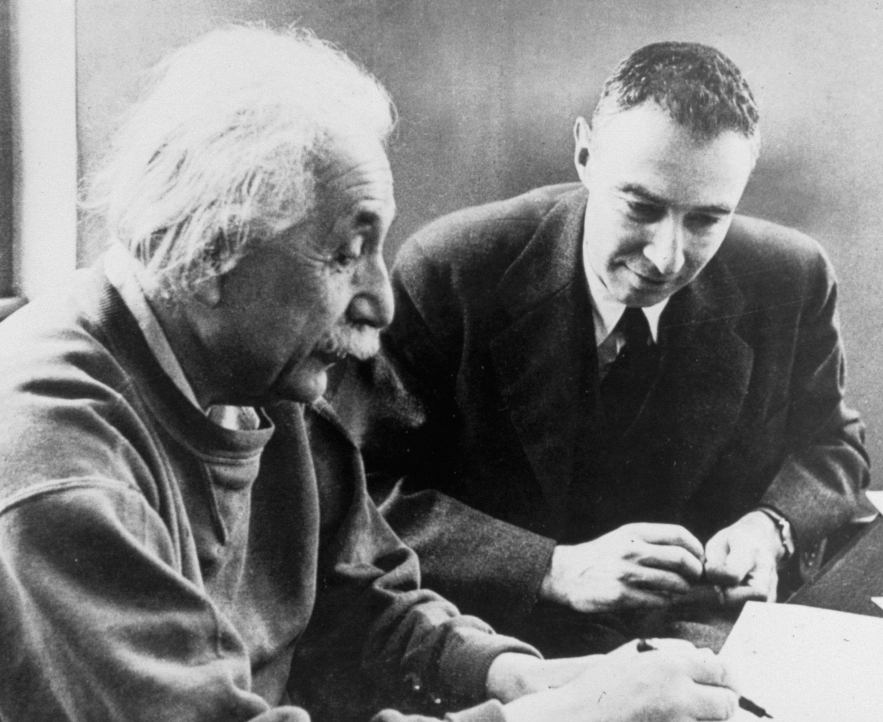Albert Einstein e J. Robert Oppenheimer