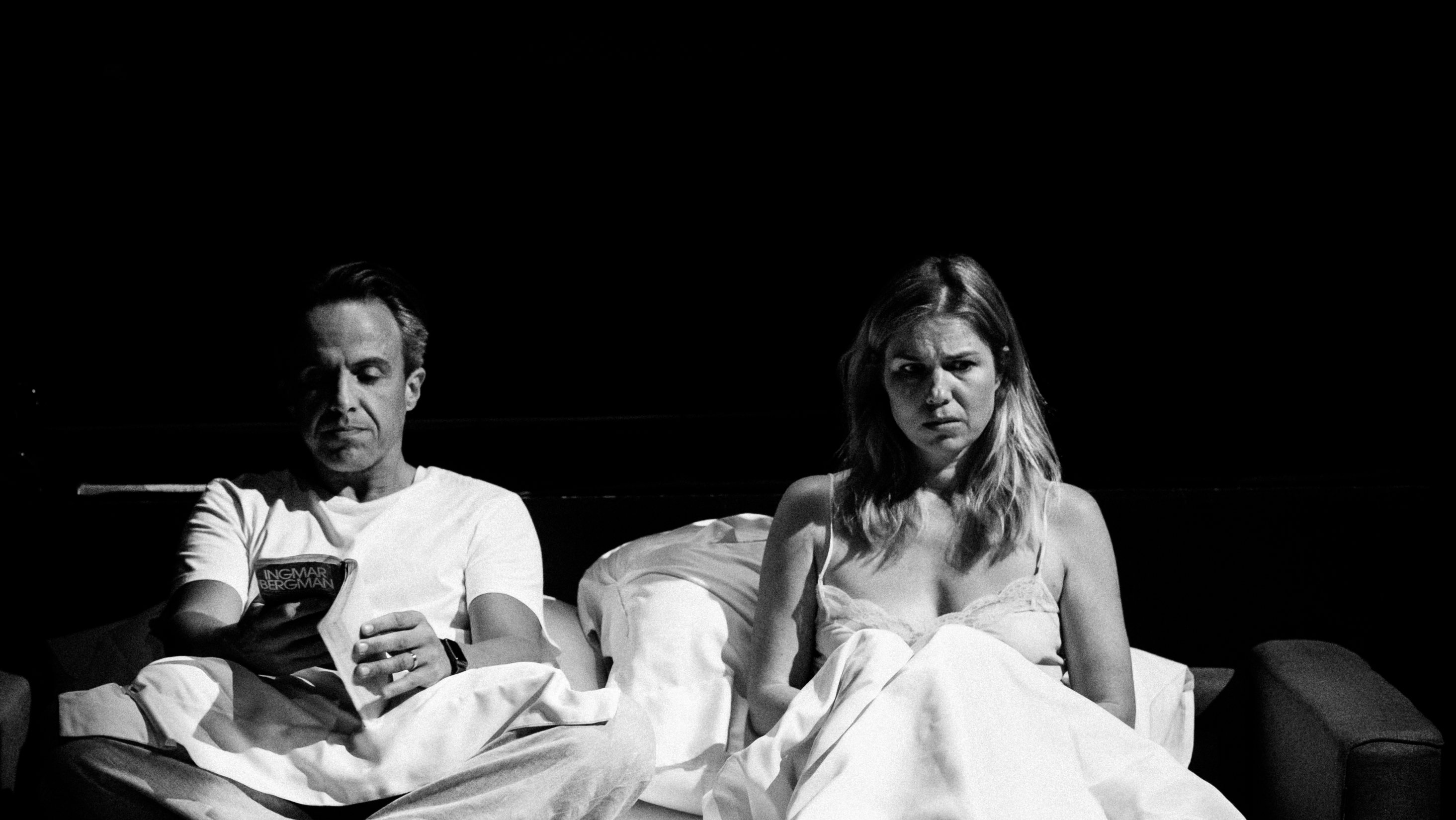 Ivo Canelas e Katrin Kaasa protagonizam o texto de Ingmar Bergman, encenado por Rita Calçada Bastos. Foto: Estelle Valente / Teatro São Luiz
