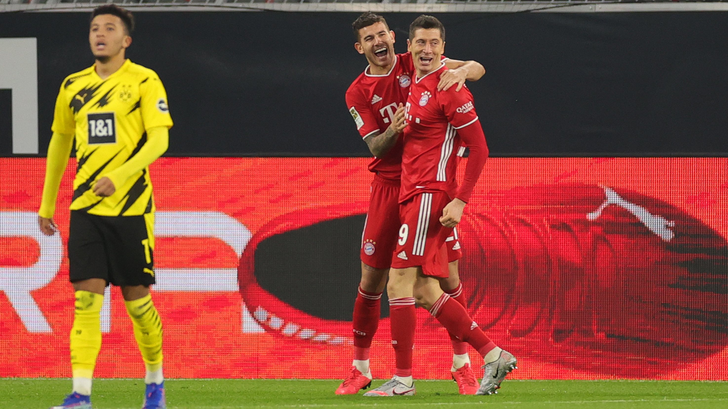 Lewandowski marcou três golos, dois foram anulados mas o que ficou empurrou o Bayern para mais uma vitória no clássico da Alemanha