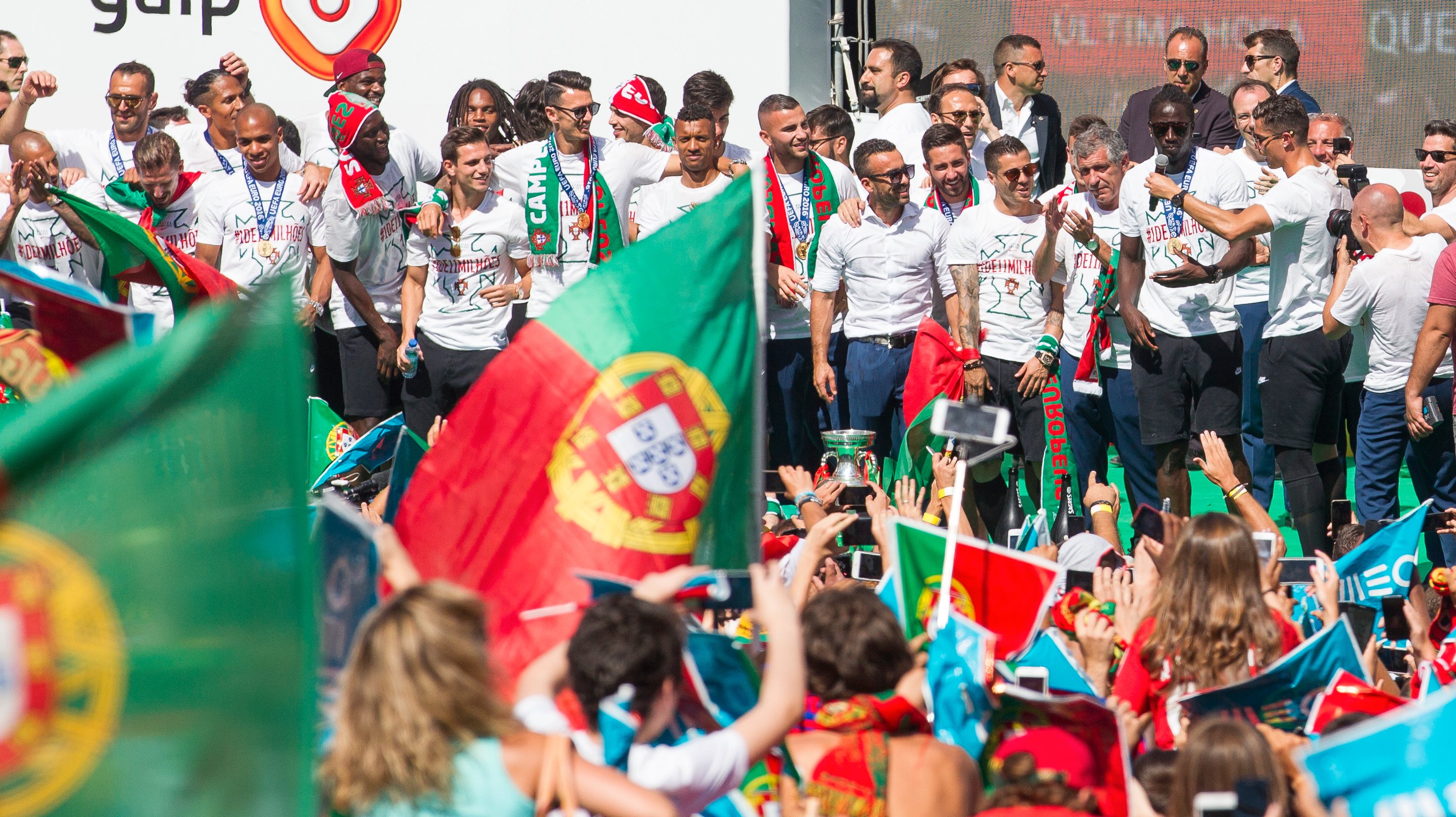 Eder foi um dos principais protagonista da festa da Seleção Nacional na chegada a Portugal, faz hoje exatamente cinco anos