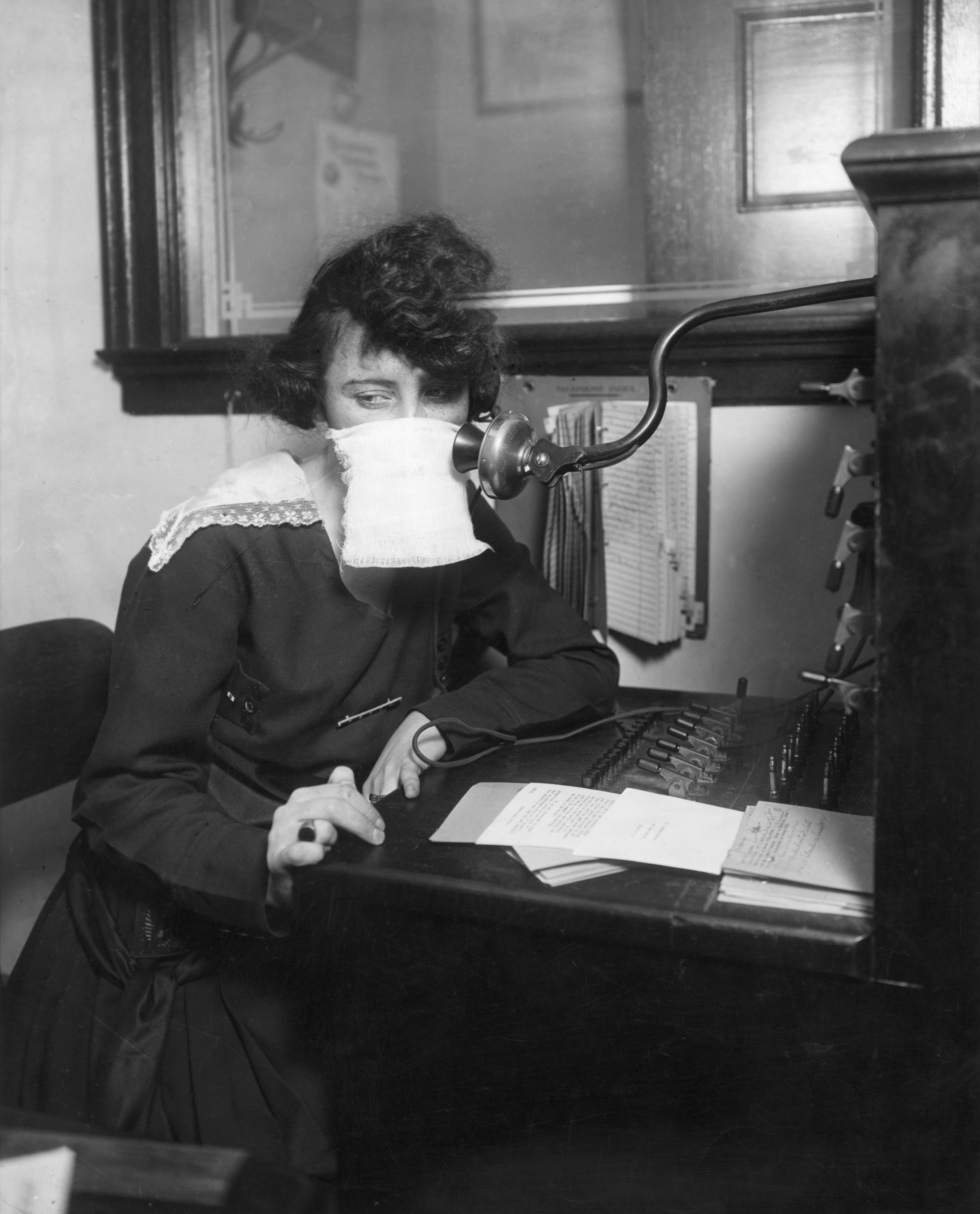 Durante a Gripe Espanhola, em 1918, foram adotadas medidas sanitárias semelhantes às de hoje, como o uso de máscara e a realização de atividades ao ar livre