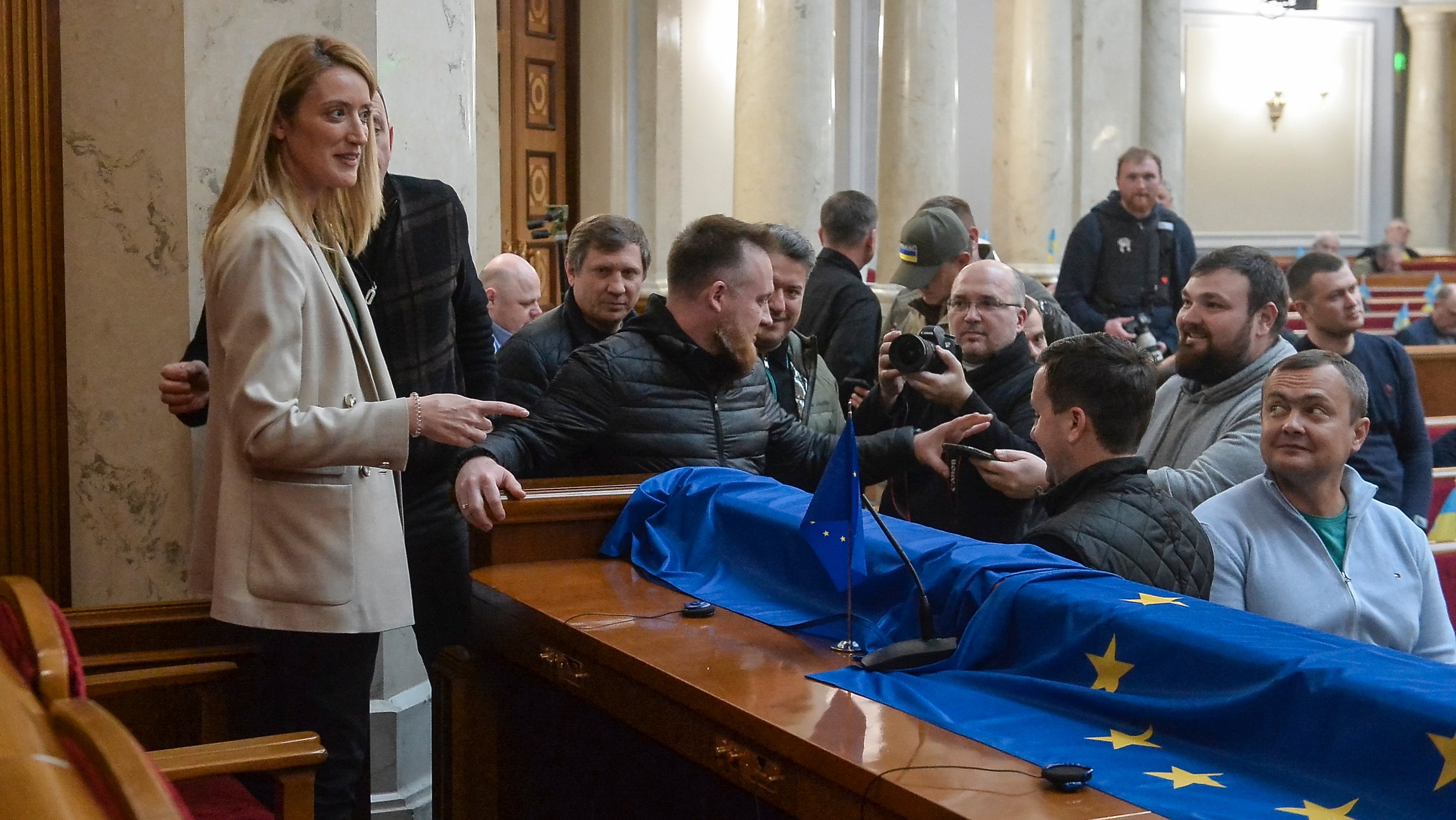 Demonstrado apoio irrestrito à Ucrânia — &quot;estamos ao vosso lado&quot; —, Roberta Metsola garantiu que a Ucrânia é bem-vinda na União Europeia