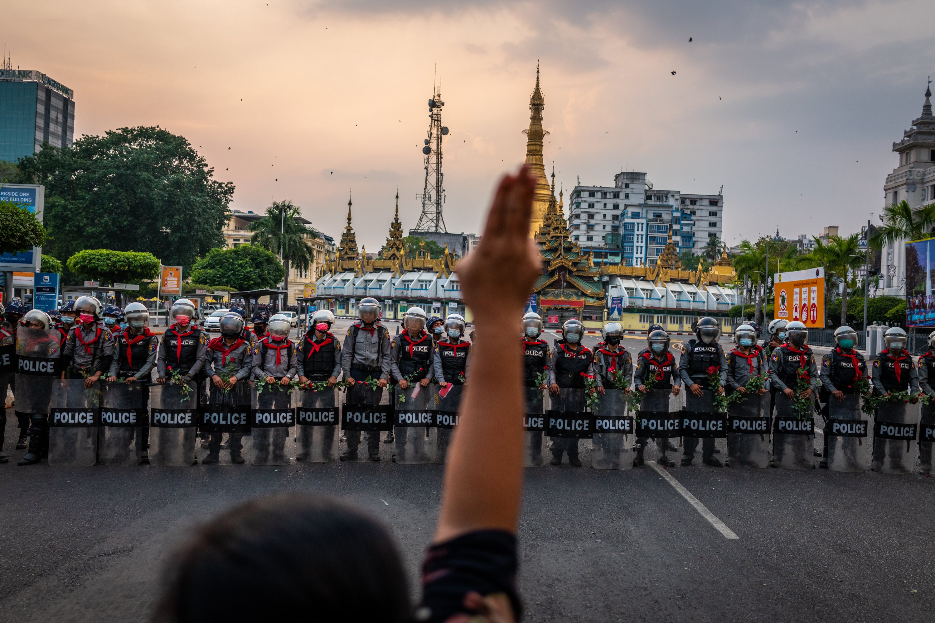 Protestos em Rangum contra o golpe de Estado em Myanmar