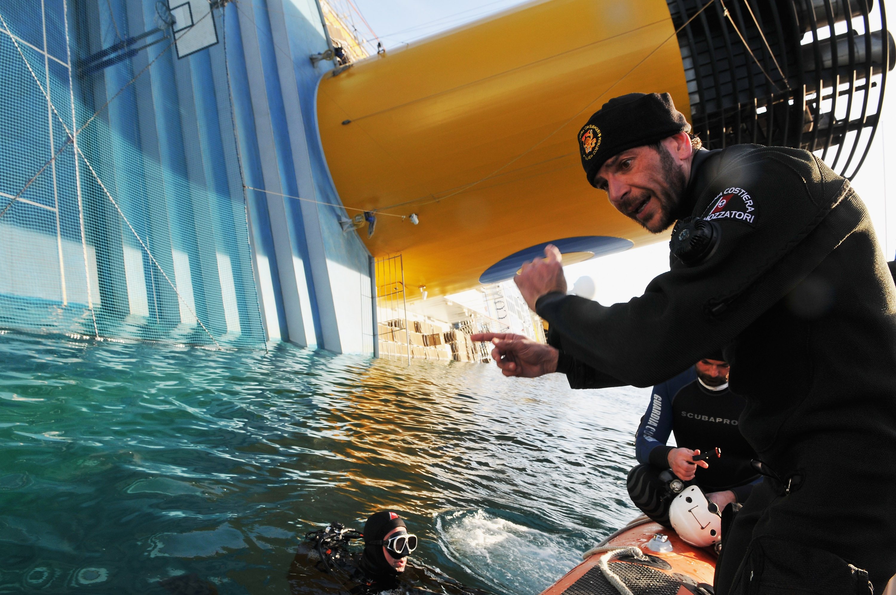 Operações de busca no Costa Concordia, oito dias depois do desastre, que levaram à descoberta do corpo de uma passageira dentro do navio