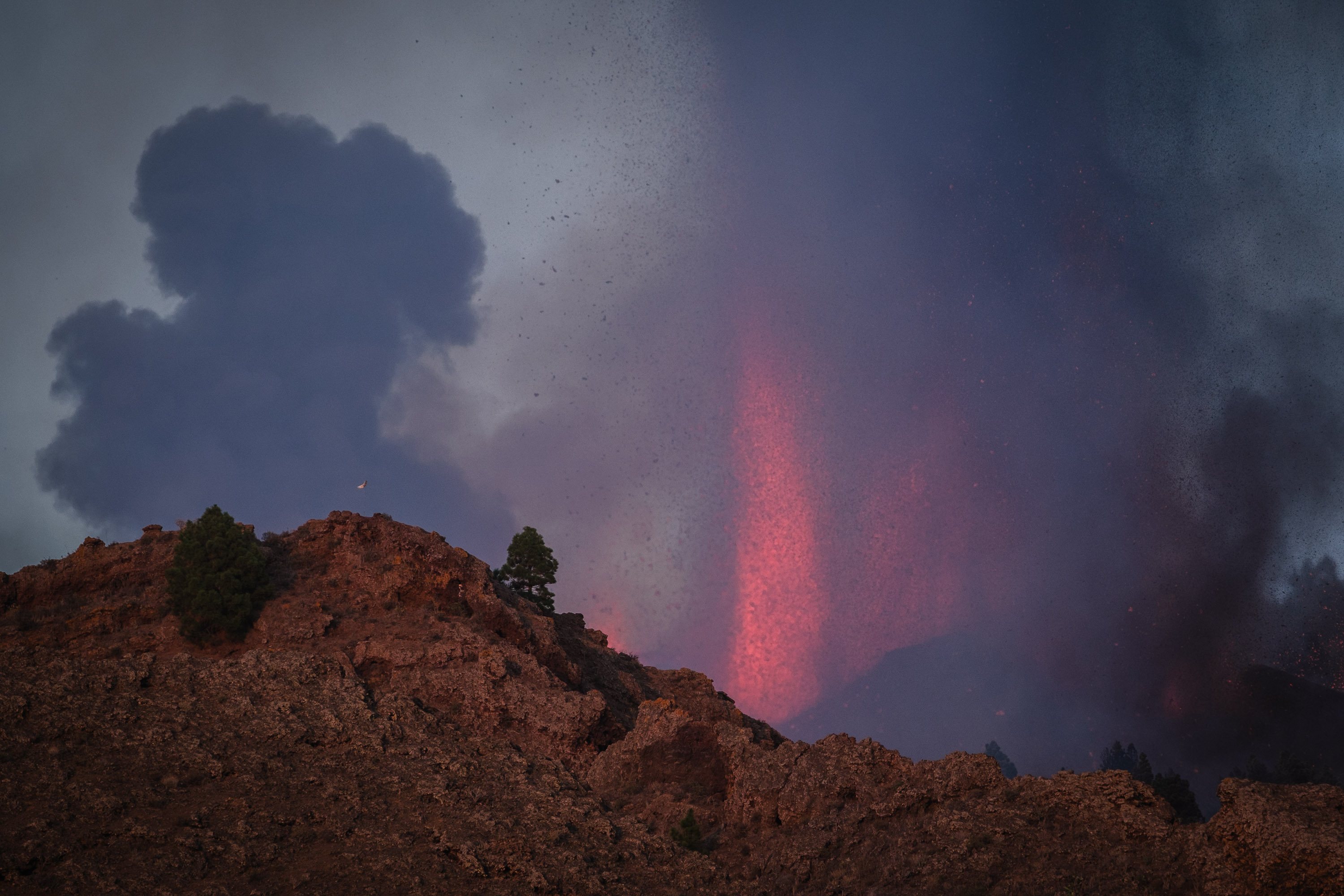 Mount Cumbre Vieja erupts in El Paso