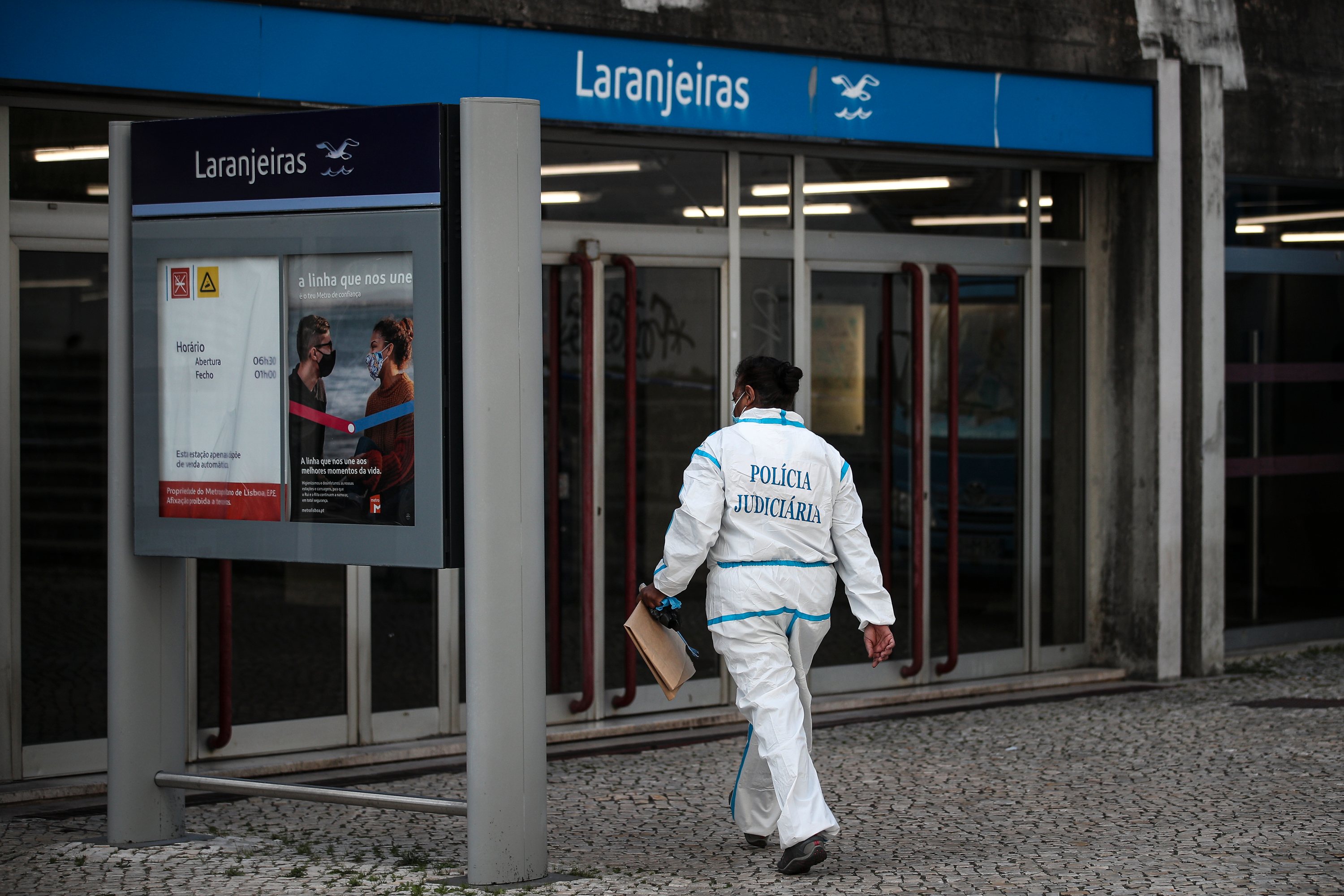 Detidos três suspeitos após morte de jovem que foi esfaqueado na estação de metro das Laranjeiras em Lisboa imagem foto foto