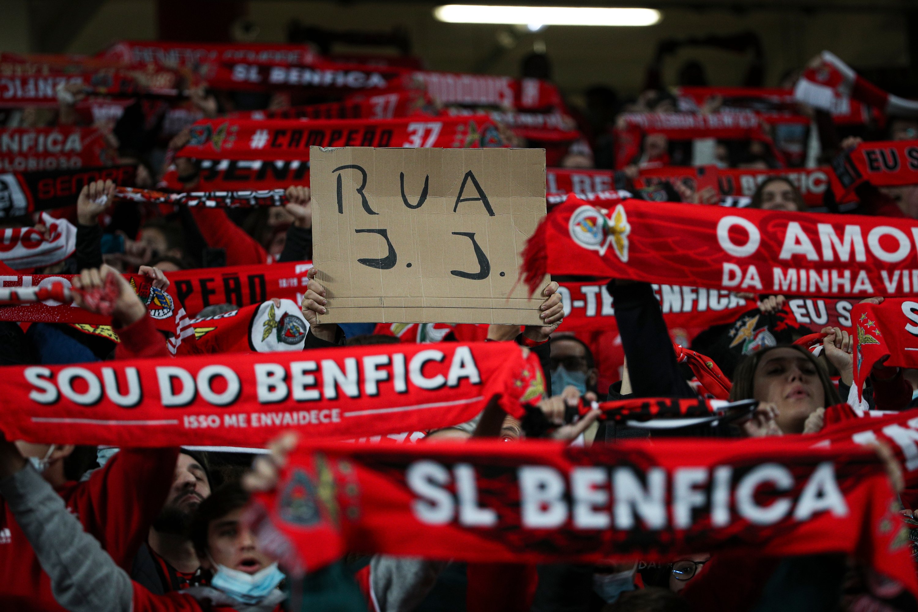 Adeptos do Benfica durante o jogo entre o Sport Lisboa e Benfica e o Sporting Clube de Portugal no estádio da Luz, a contar para a 13ª jornada da Primeira Liga 2021/22. Lisboa, 03 de Dezembro de 2021. FILIPE AMORIM/OBSERVADOR