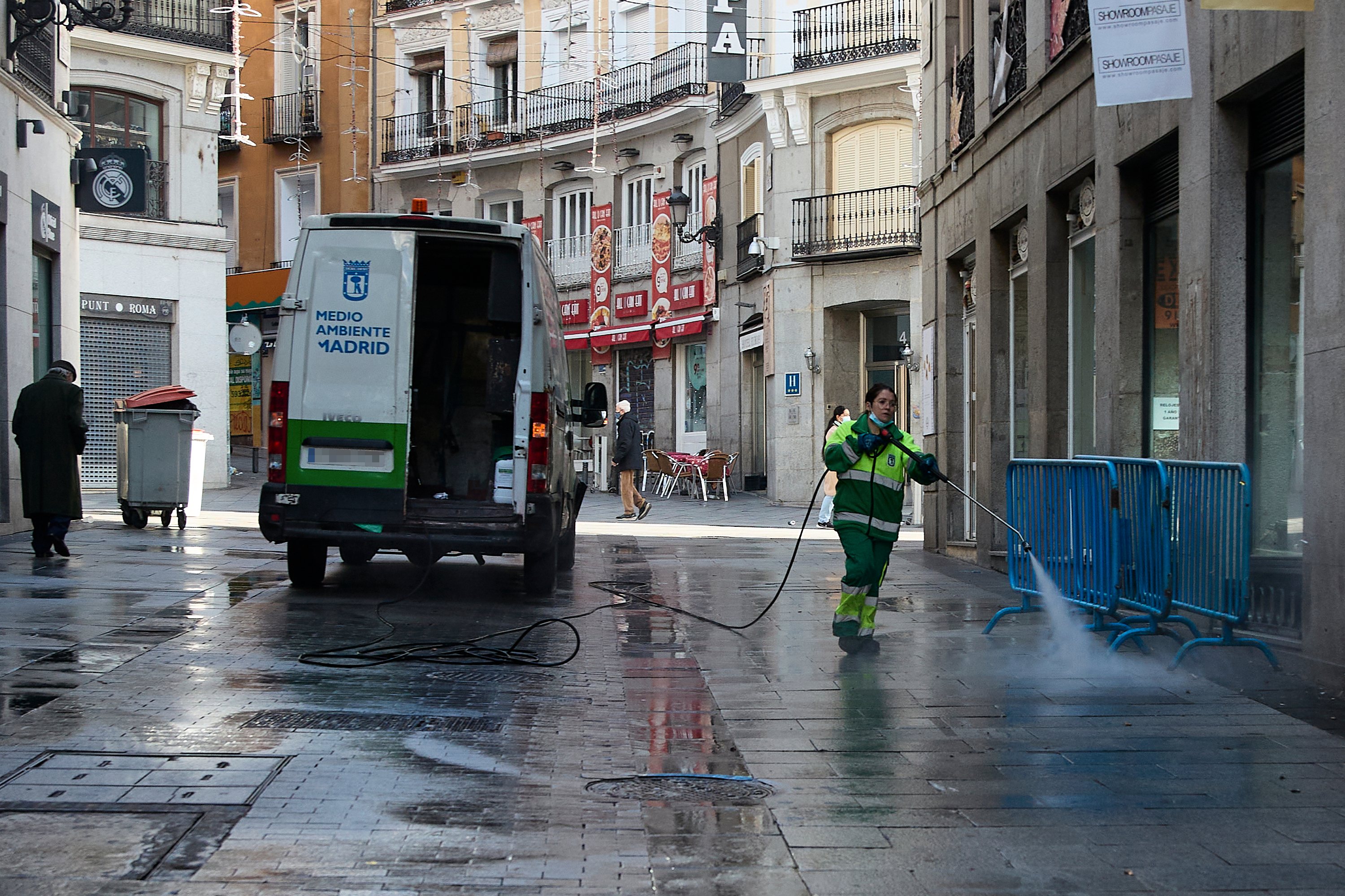 Limpeza das ruas de Madrid em Espanha, no dia 1 de janeiro, depois da Passagem de Ano