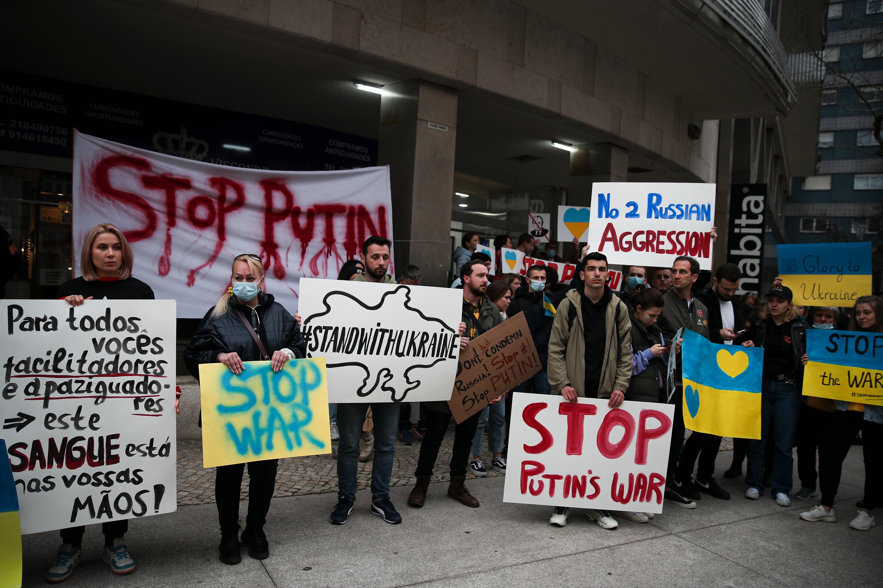 Manifestação junto à embaixada da Rússia em Lisboa, que juntou várias centenas de pessoas depois do ataque declarado por Putin contra a Ucrânia. Lisboa, 24 de Fevereiro de 2022. FILIPE AMORIM/OBSERVADOR