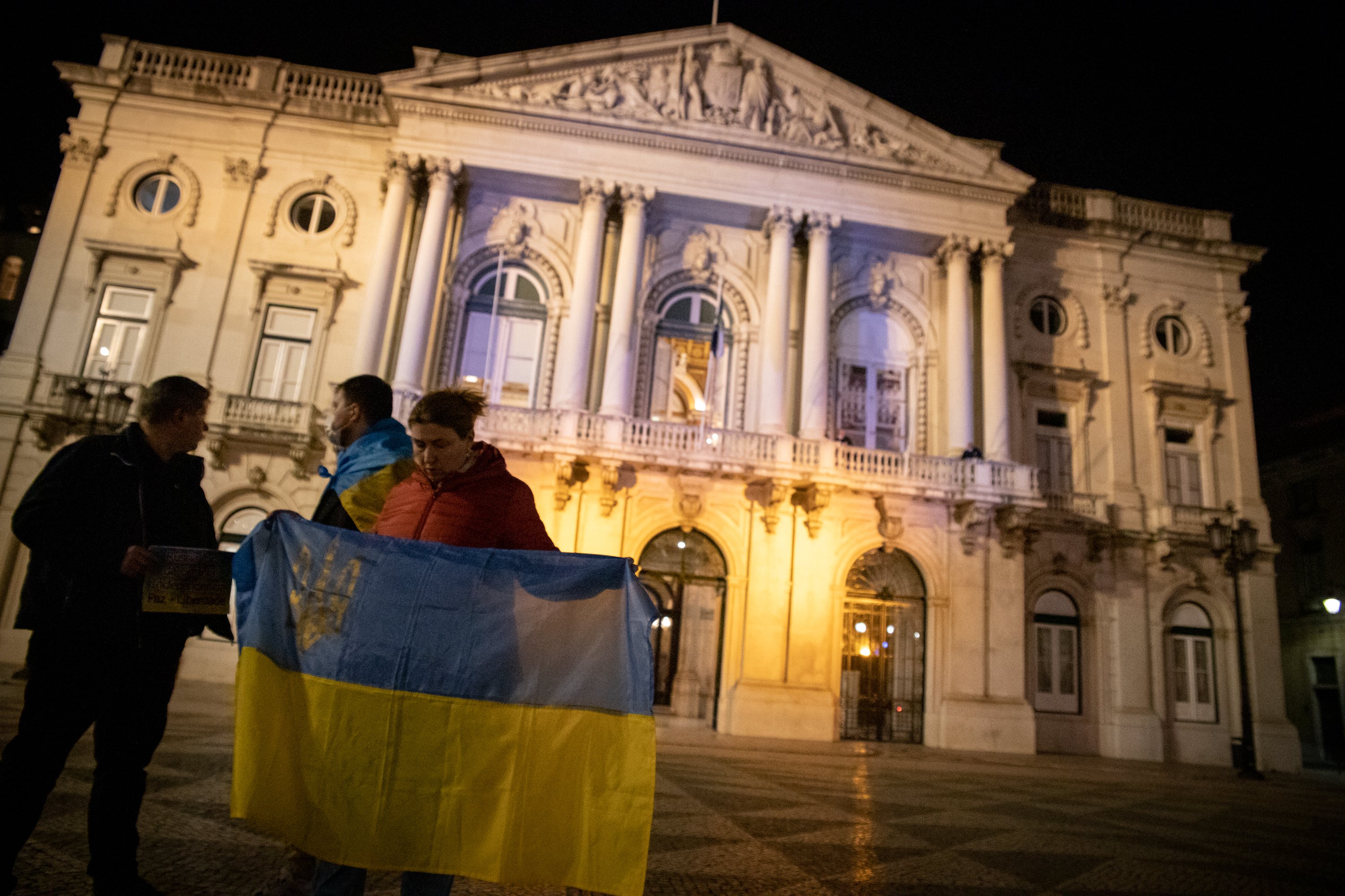 Comunidade Ucrâniana portuguêsa junta-se à porta da câmara municipal de Lisboa. O edíficio da Câmara foi iluminado com as cores da bandeira Ucraniana numa forma de homenagem