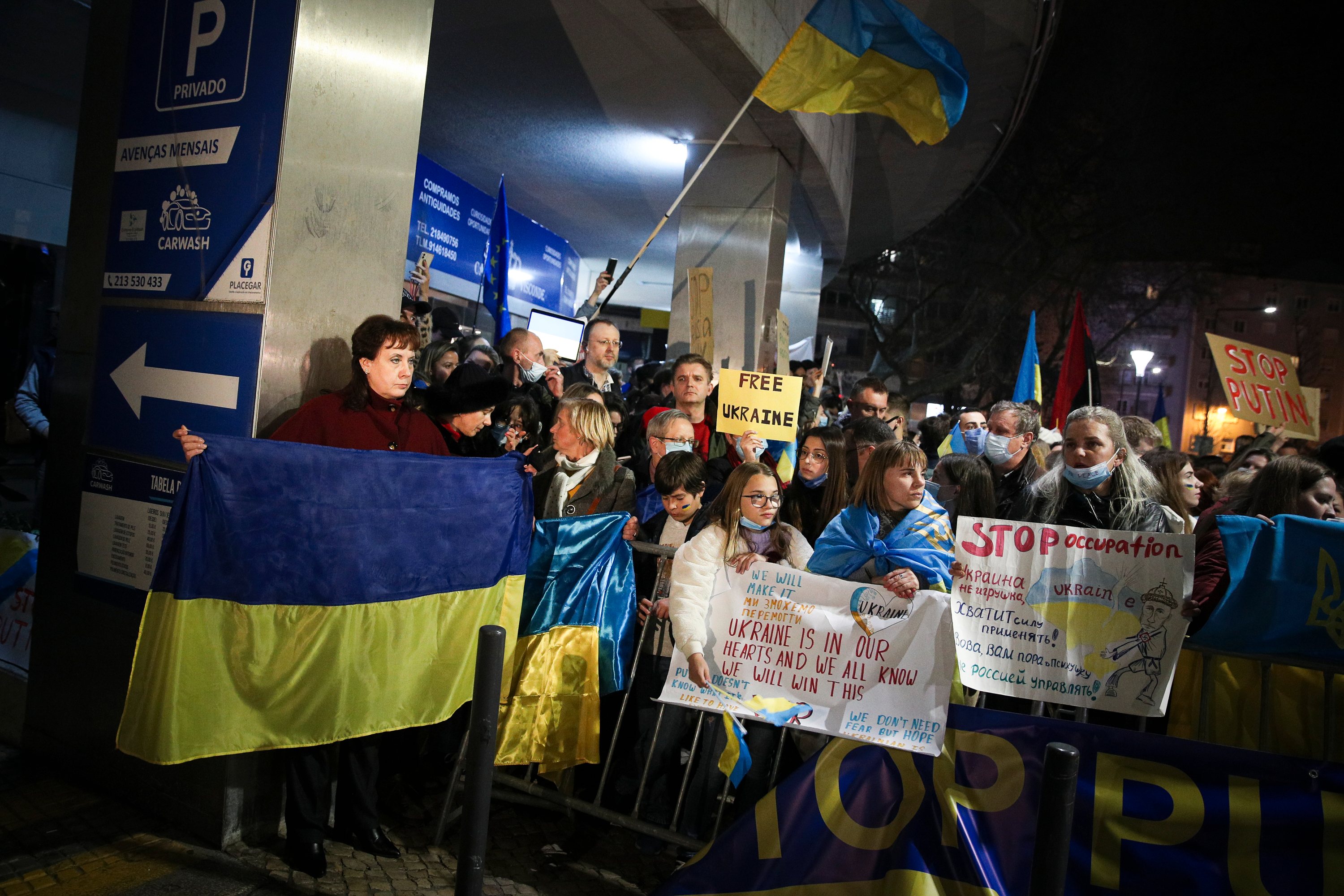 Manifestação junto à embaixada da Rússia em Lisboa, que juntou várias centenas de pessoas depois do ataque declarado por Putin contra a Ucrânia. Embaixadora da Ucrânia em Portugal, Inna Ohnivets, na manifestação. Lisboa, 24 de Fevereiro de 2022. FILIPE AMORIM/OBSERVADOR