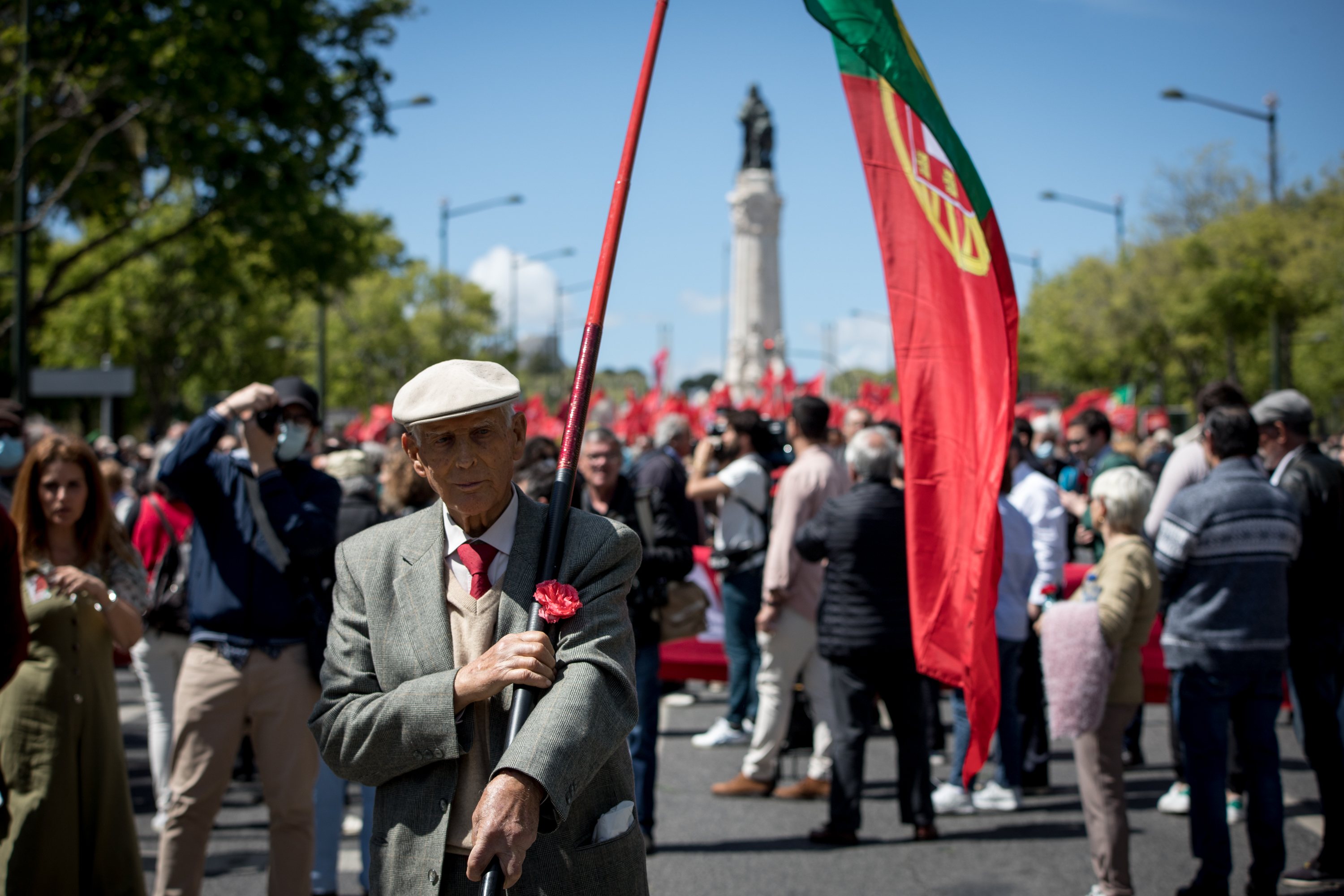 Comemoração anual do 25 de Abril de 1974. Como de costume, milhares de pessoas desceram a Avenida da Liberdade até ao Russio, em Lisboa, com cravos e bandeiras de Portugal, celebrando a liberdade e recordando a revolução dos cravos que se deu em 1974. 25 de Abril de 2022 Desfile na Avenida da Liberdade, em Lisboa TOMÁS SILVA/OBSERVADOR