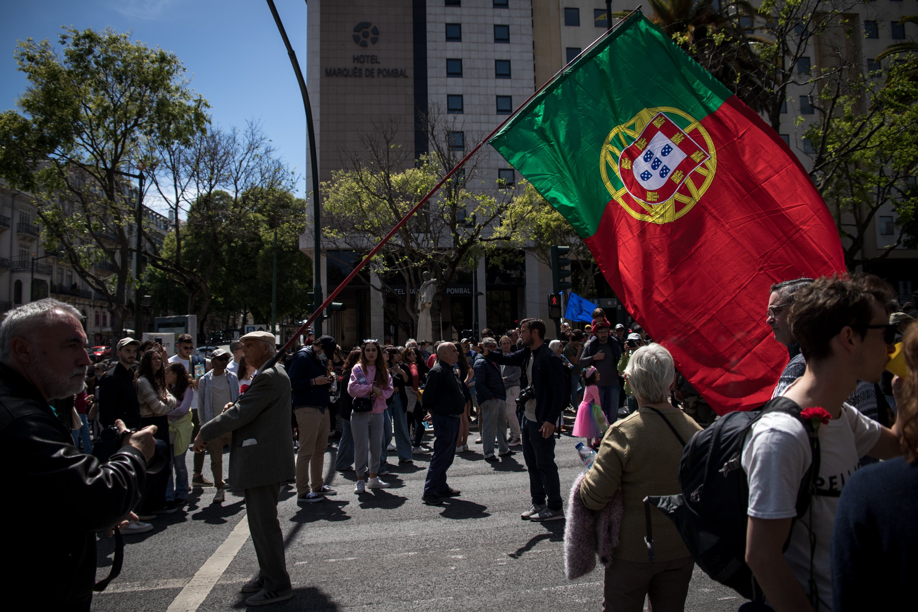 Comemoração anual do 25 de Abril de 1974. Como de costume, milhares de pessoas desceram a Avenida da Liberdade até ao Russio, em Lisboa, com cravos e bandeiras de Portugal, celebrando a liberdade e recordando a revolução dos cravos que se deu em 1974. 25 de Abril de 2022 Desfile na Avenida da Liberdade, em Lisboa TOMÁS SILVA/OBSERVADOR