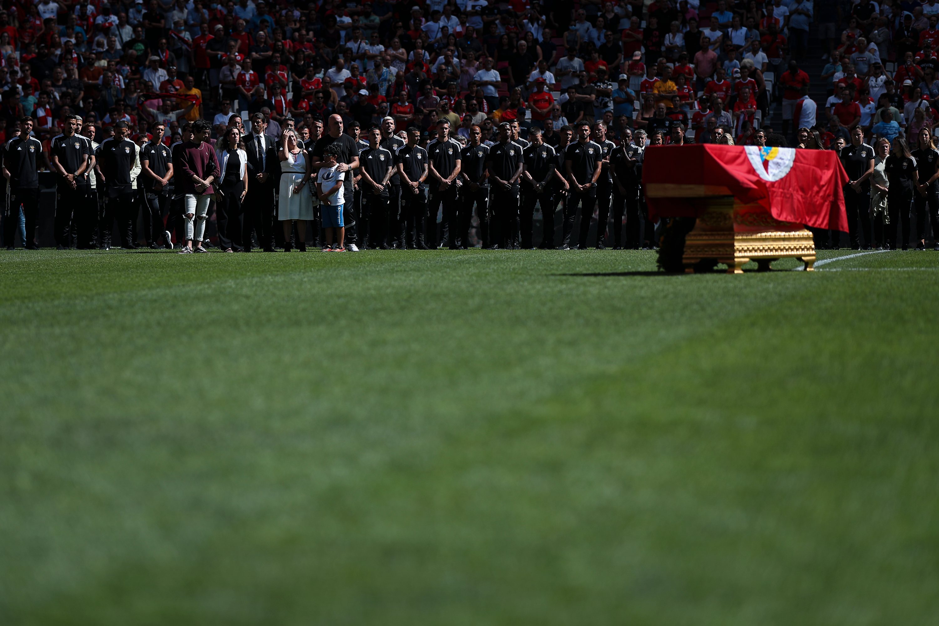 Cerimónias fúnebres de Fernando Chalana. O ex-jogador do SL Benfica, foi homenageado no relvado do estádio da Luz, pelos adeptos e por elementos do clube. Rui Costa com a família de Chalana Lisboa, 12 de Agosto de 2022. FILIPE AMORIM/OBSERVADOR