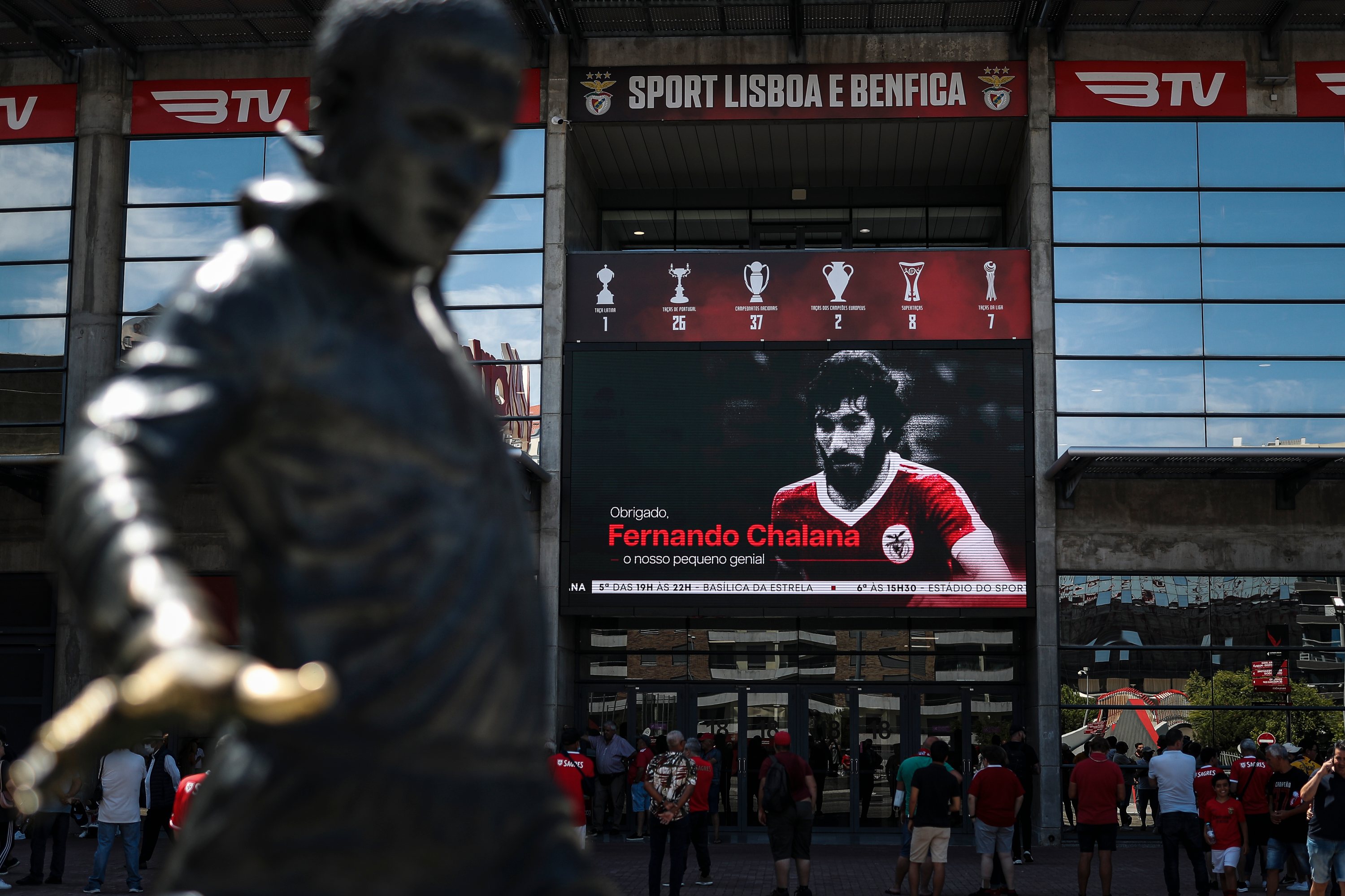 Cerimónias fúnebres de Fernando Chalana. O ex-jogador do SL Benfica, foi homenageado no relvado do estádio da Luz, pelos adeptos e por elementos do clube. Estátua de Eusébio Lisboa, 12 de Agosto de 2022. FILIPE AMORIM/OBSERVADOR