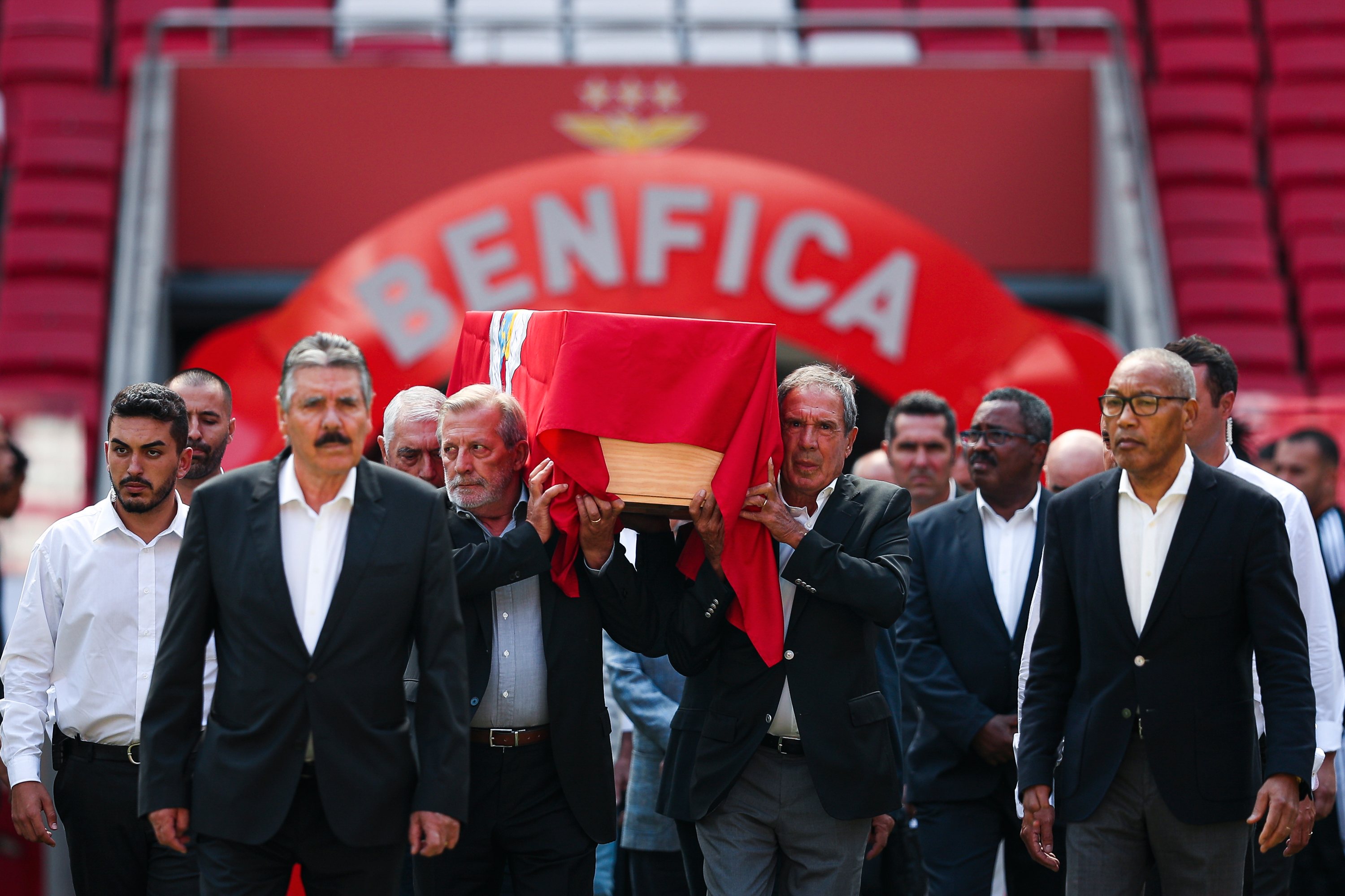 Cerimónias fúnebres de Fernando Chalana. O ex-jogador do SL Benfica, foi homenageado no relvado do estádio da Luz, pelos adeptos e por elementos do clube. Toni, Carlos Manuel, Humberto Coelho e Sheu Lisboa, 12 de Agosto de 2022. FILIPE AMORIM/OBSERVADOR
