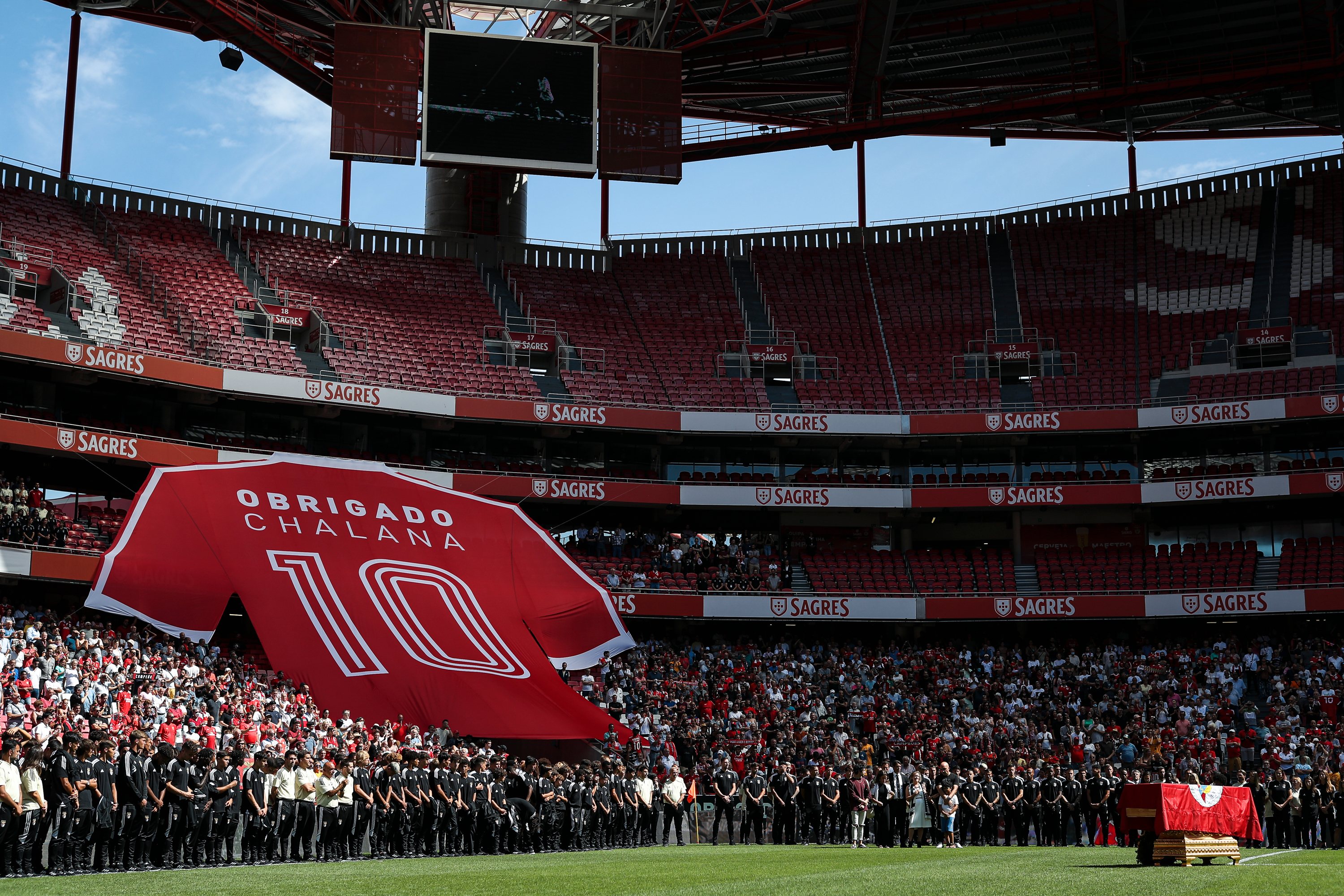 Cerimónias fúnebres de Fernando Chalana. O ex-jogador do SL Benfica, foi homenageado no relvado do estádio da Luz, pelos adeptos e por elementos do clube. Lisboa, 12 de Agosto de 2022. FILIPE AMORIM/OBSERVADOR