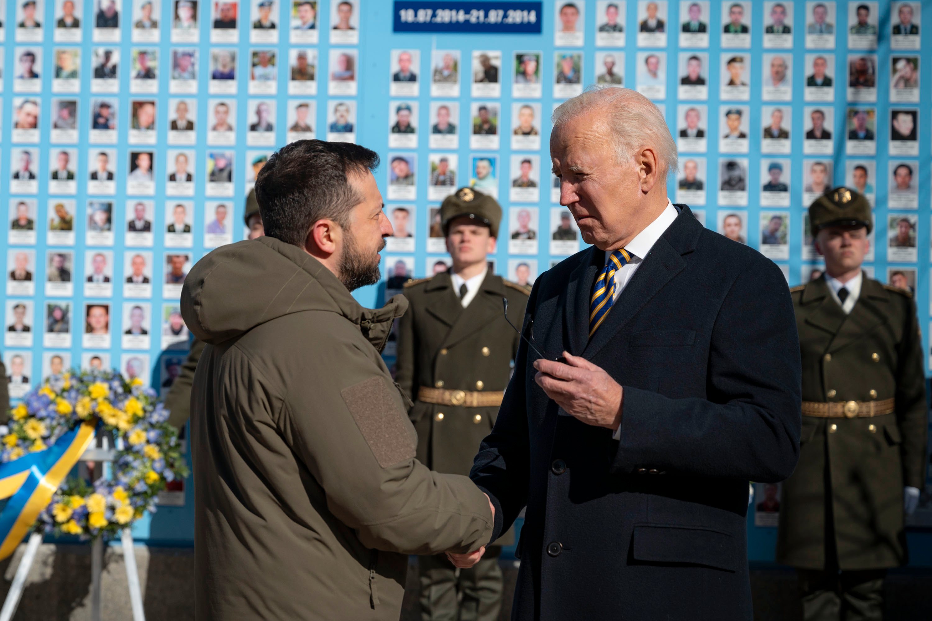Joe Biden e Volodymyr Zelensky, visita a memorial em Kiev a 20 de fevereiro de 2023