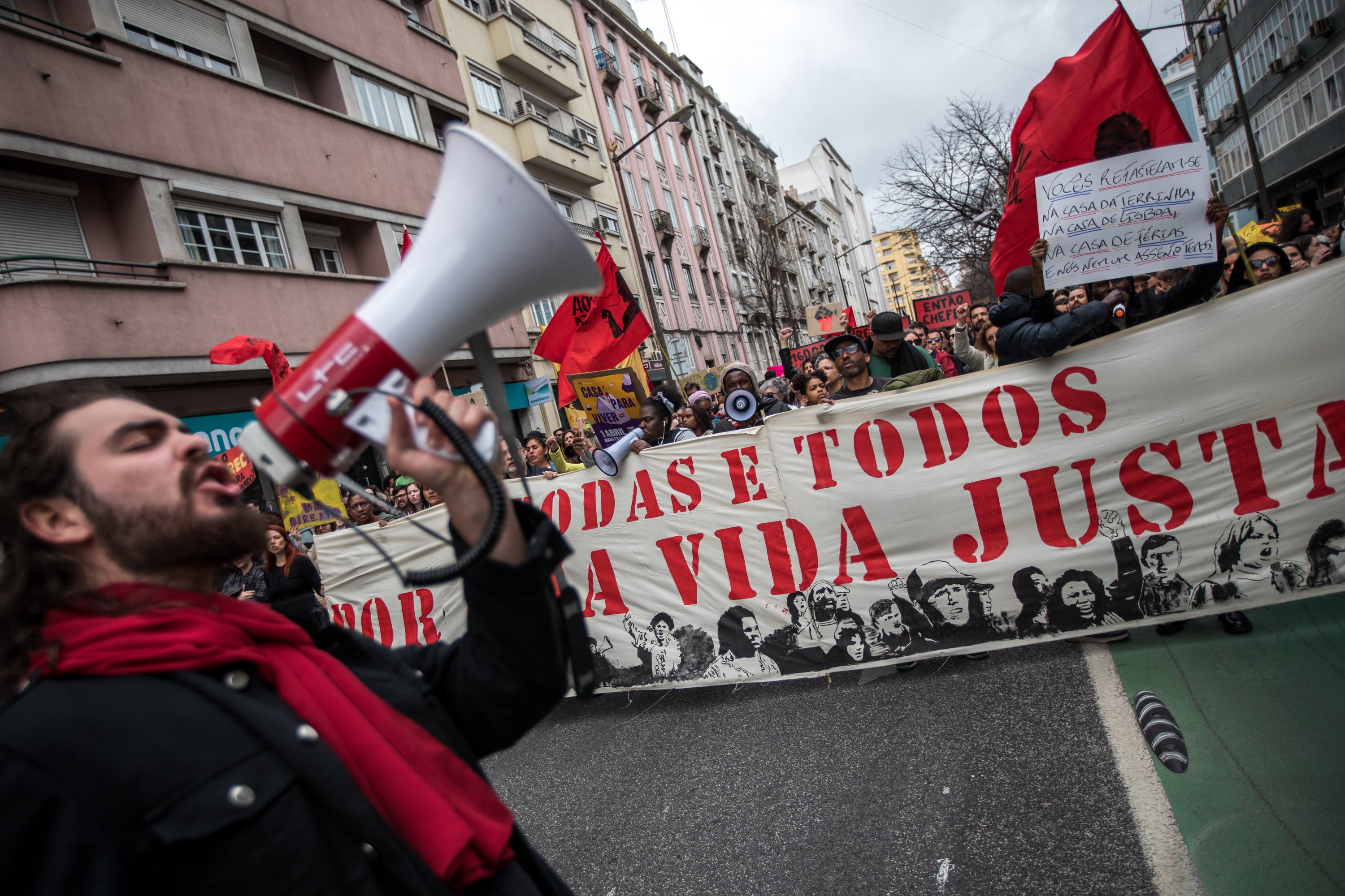 Milhares de pessoas juntaram-se na Alameda D. Afonso Henriques, em Lisboa, e desceram até ao Martim Moniz, para se manifestarem pelo direito à habitação e uma vida justa. 1 de Abril de 2023, Lisboa TOMÁS SILVA/OBSERVADOR