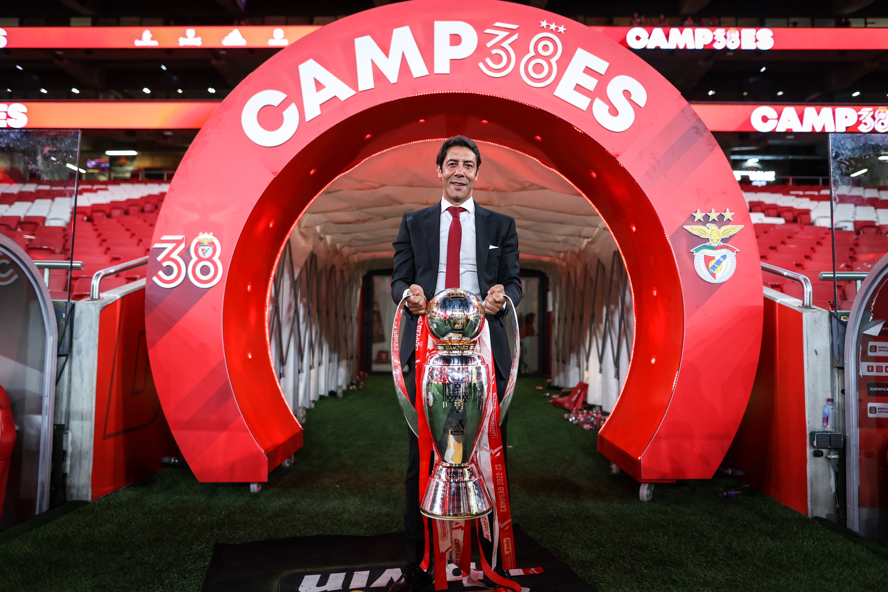 Rui Costa festeja a conquista do campeonato no estádio da Luz, a contar para a 34ª jornada da Primeira Liga 2022/23. Lisboa, 27 de Maio de 2023. FILIPE AMORIM/OBSERVADOR