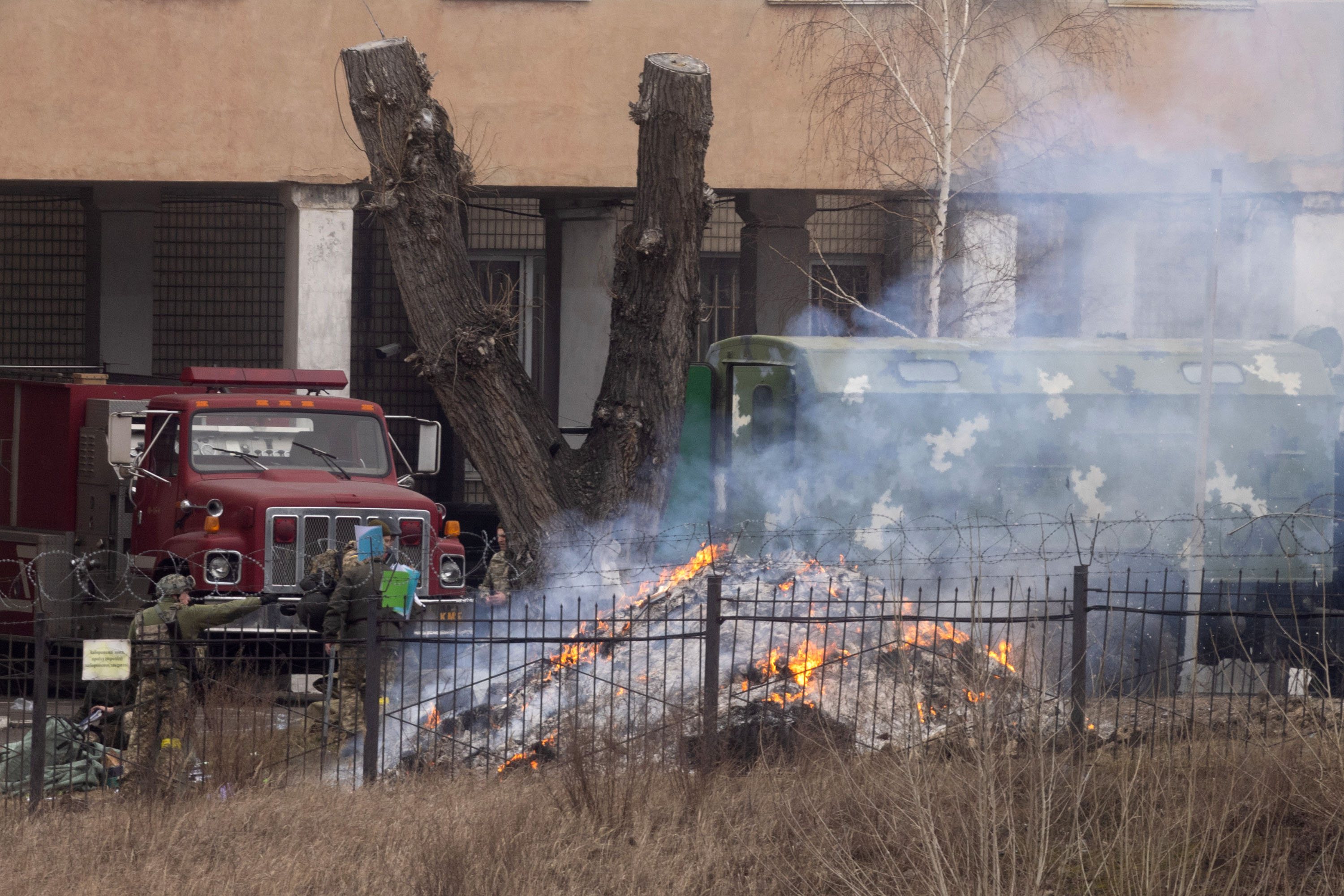 Militares queimam vários items num fogo no exterior de um edifício de informação ucraniana, em Kiev