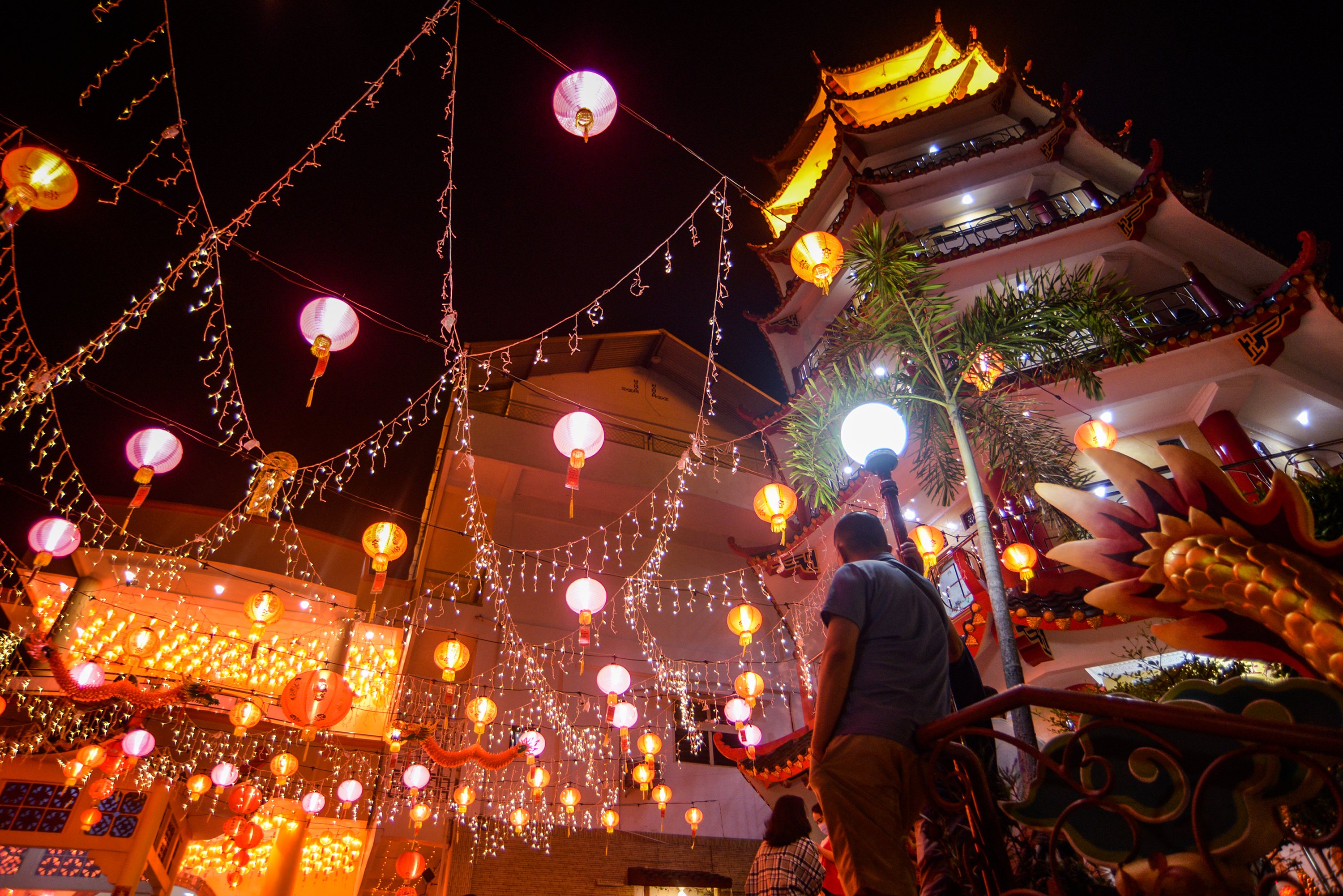 Preparativos para a celebração do Ano Novo Chinês na Indonésia