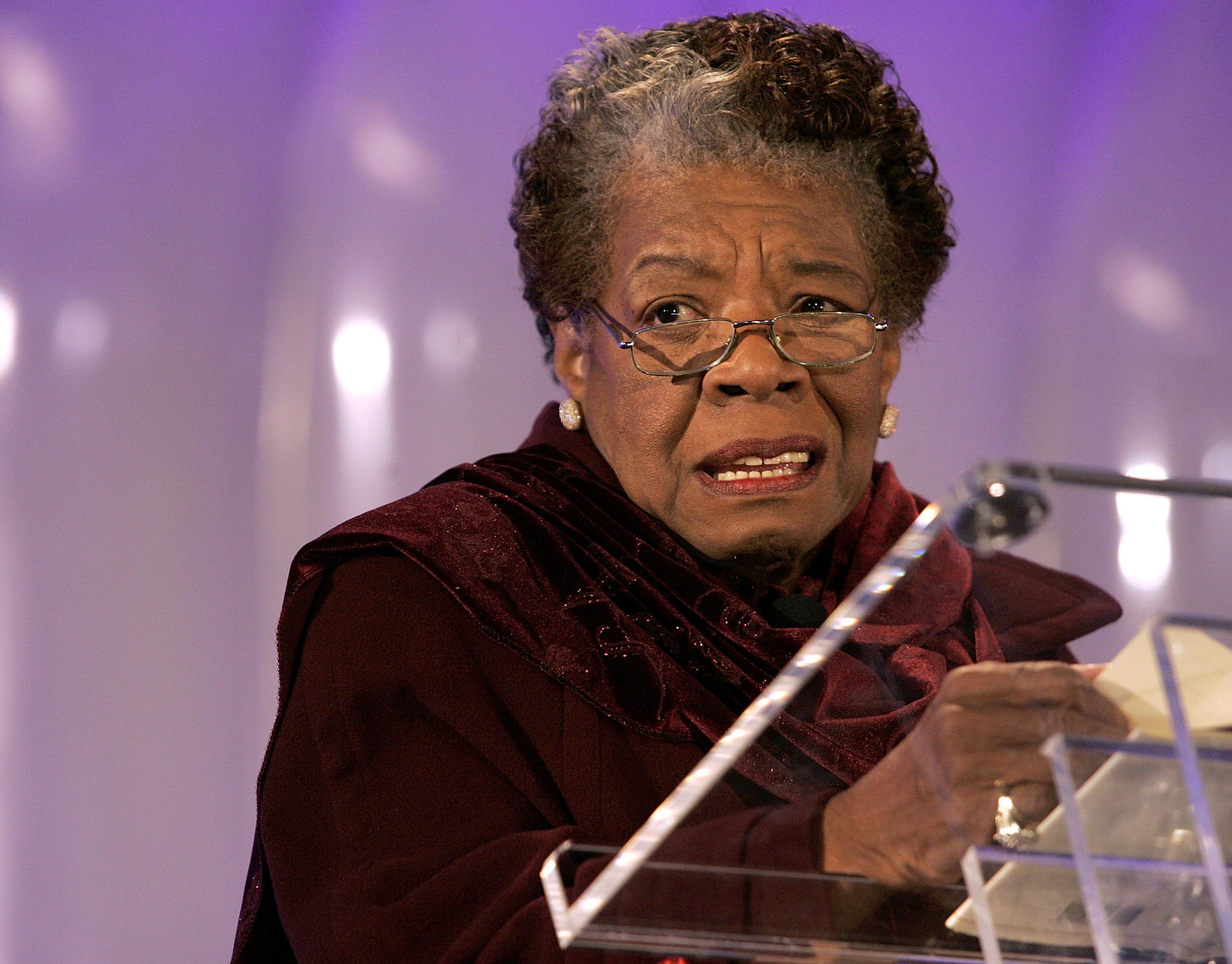 A poetisa e ativista pelos Direitos Civis, Maya Angelou, em 2005