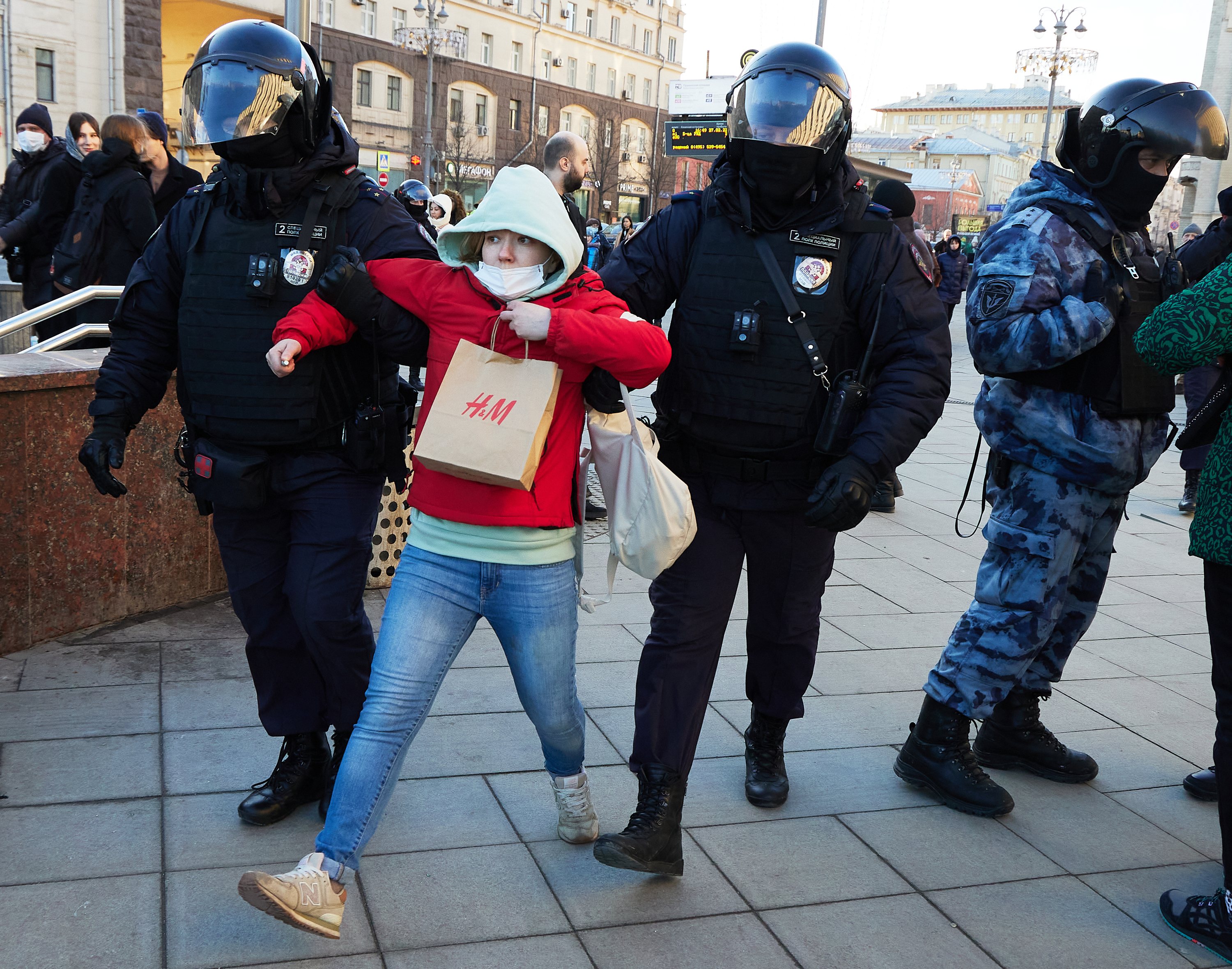 Manifestantes contra a invasão russa da Ucrânia são detidos pela polícia da Rússia, em Moscovo