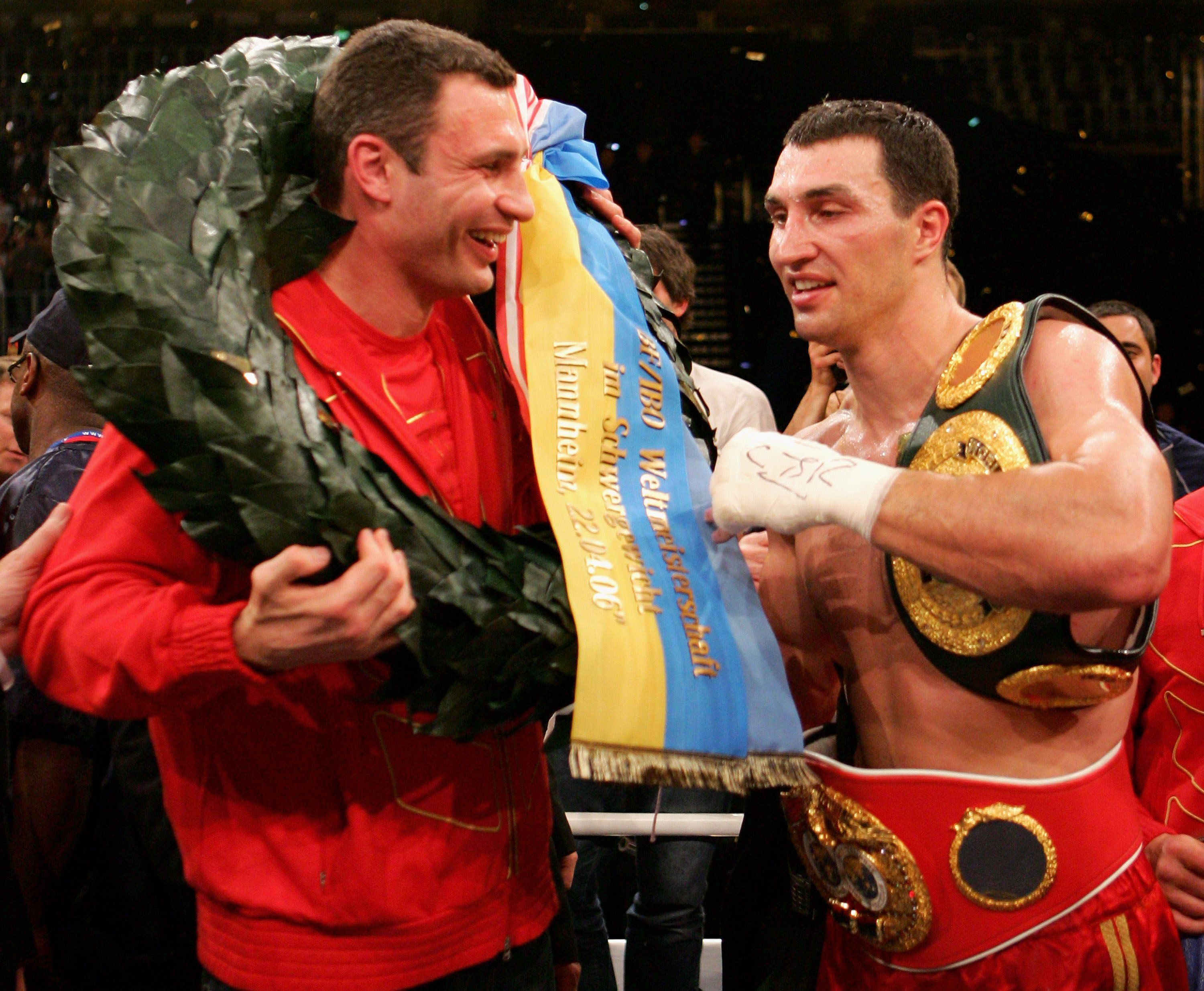 O mayor de Kiev, Vitali Klitschko, ex-campeão mundial de peso-pesado de boxe, e o irmão, Wladimir Klitschko , também ele ex-campeão de peso-pesado