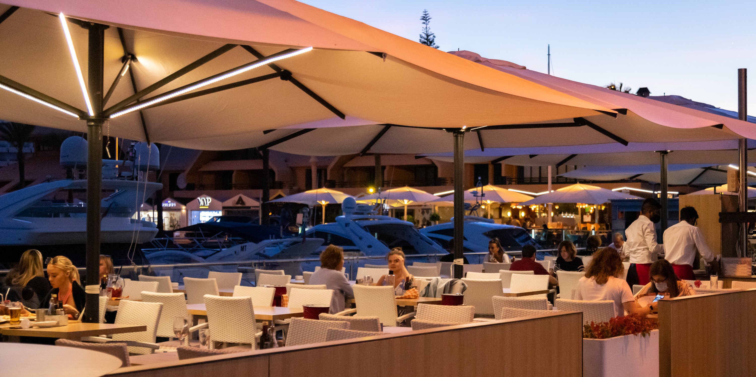Na Marina de Vilamoura, os restaurantes notam um aumento do movimento, mas ainda longe de encher esplanadas e de lhes permitir respirar de alívio