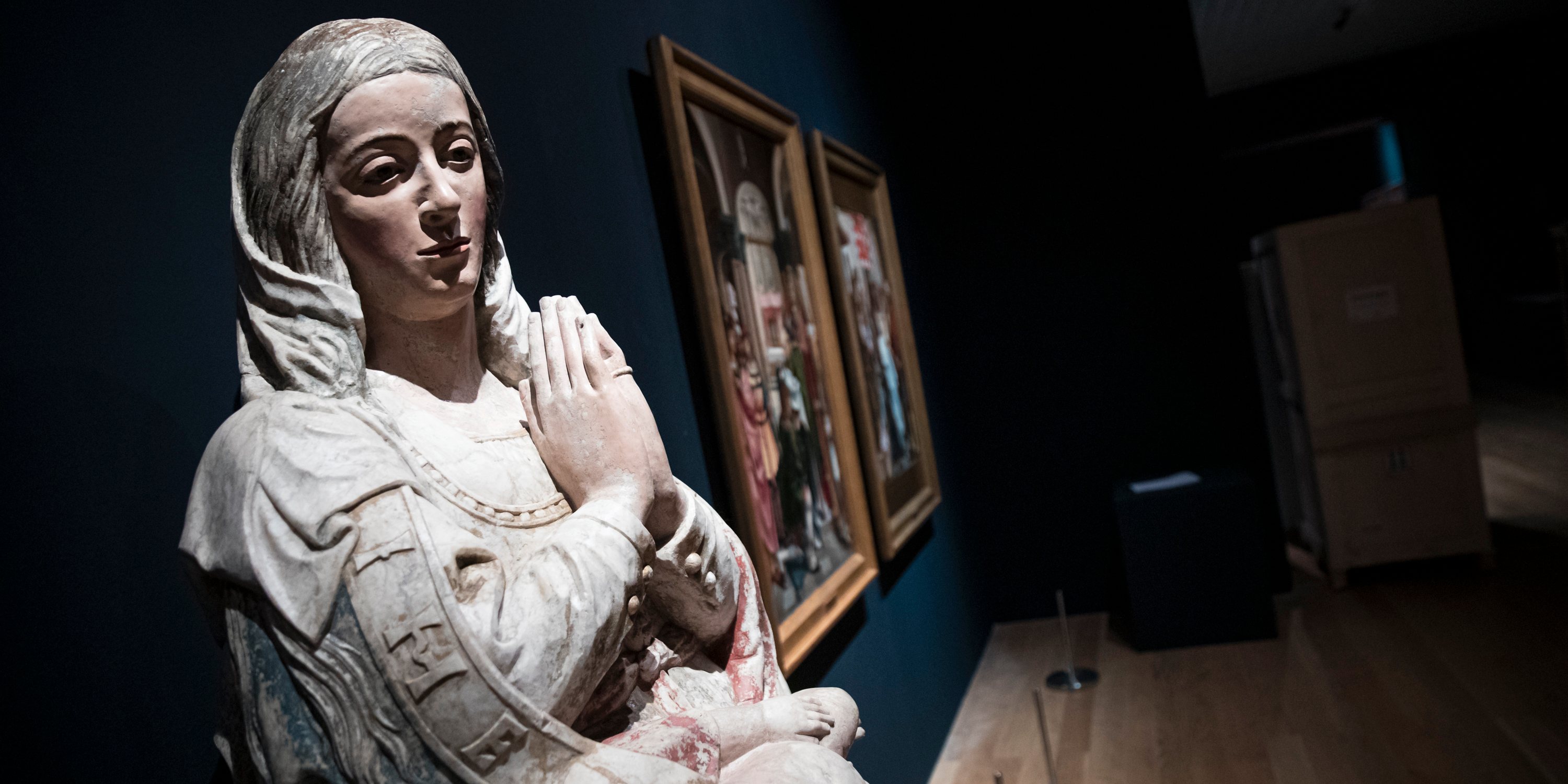 Escultura &quot;Virgem com o Menino&quot; (1501-1525), de calcário policromado, pertencente ao Museu de Lisboa
