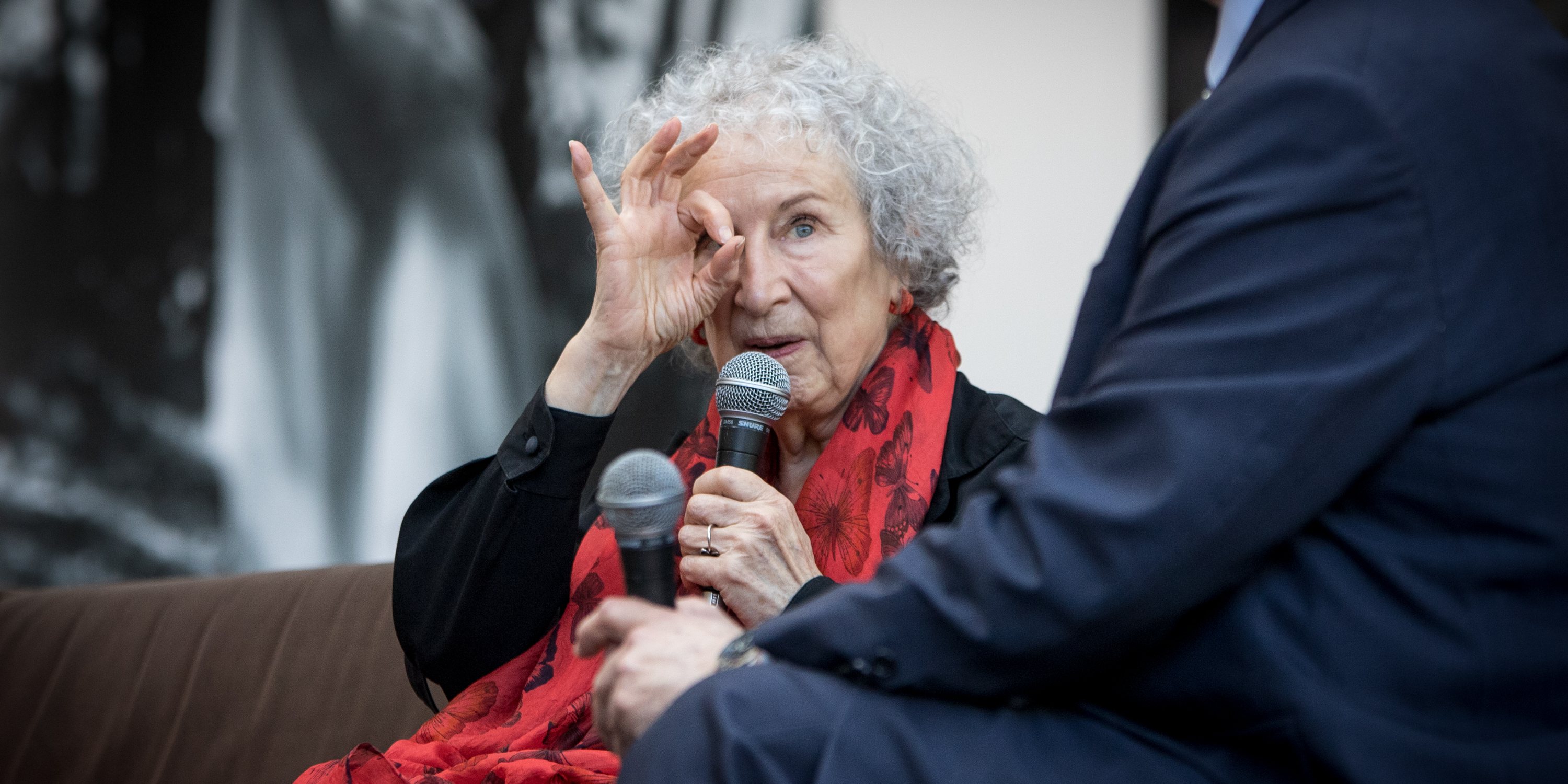 Margaret Atwood numa sessão de conversa no Teatro São Luiz, em Lisboa. Margaret Atwood é uma escritora canadiana que tem desenvolvido uma obra, atravez da poesia, romances e ensaios, sobre a censura e opressão, os regimes opressivos e as identidades sexuais, a construção da sociedade e as alterações climáticas. 23 de Abril de 2022 Teatro São Luiz, Lisboa TOMÁS SILVA/OBSERVADOR