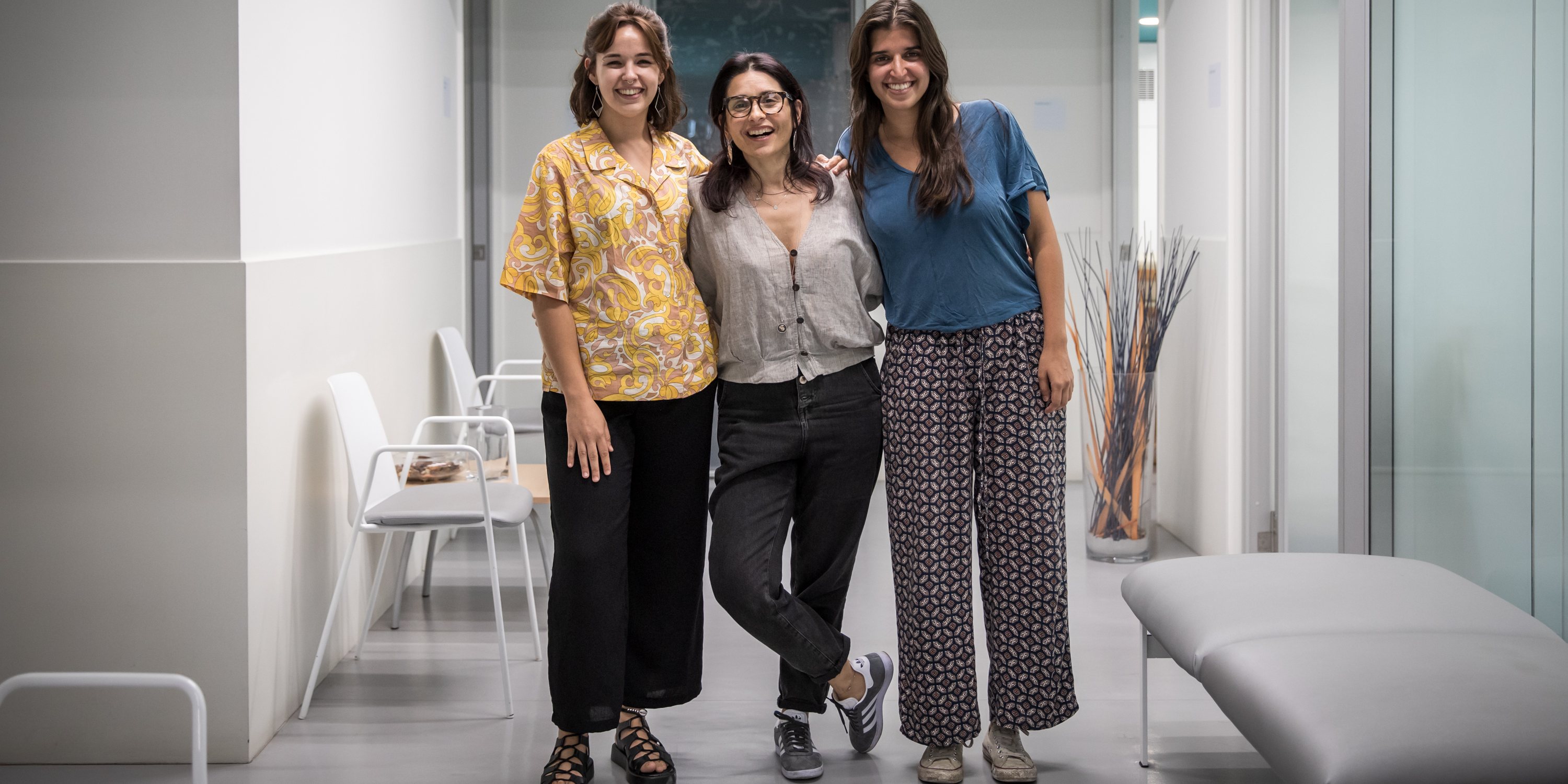 A psicóloga Sónia Santos (ao centro) e as psicólogas estagiárias Maria Corrêa e Maria João Figueiredo fazem parte da equipa da W+, coordenada por Sónia