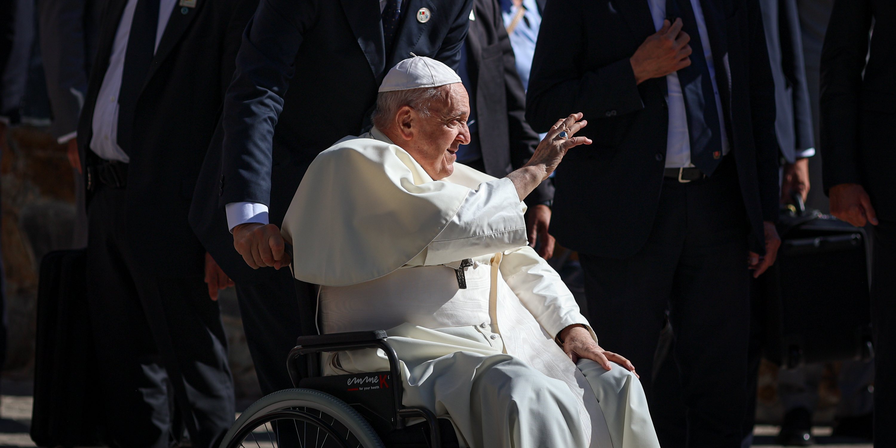 O Papa Francisco na chegada ao bairro da Serafina, sob um forte dispositivo de segurança
