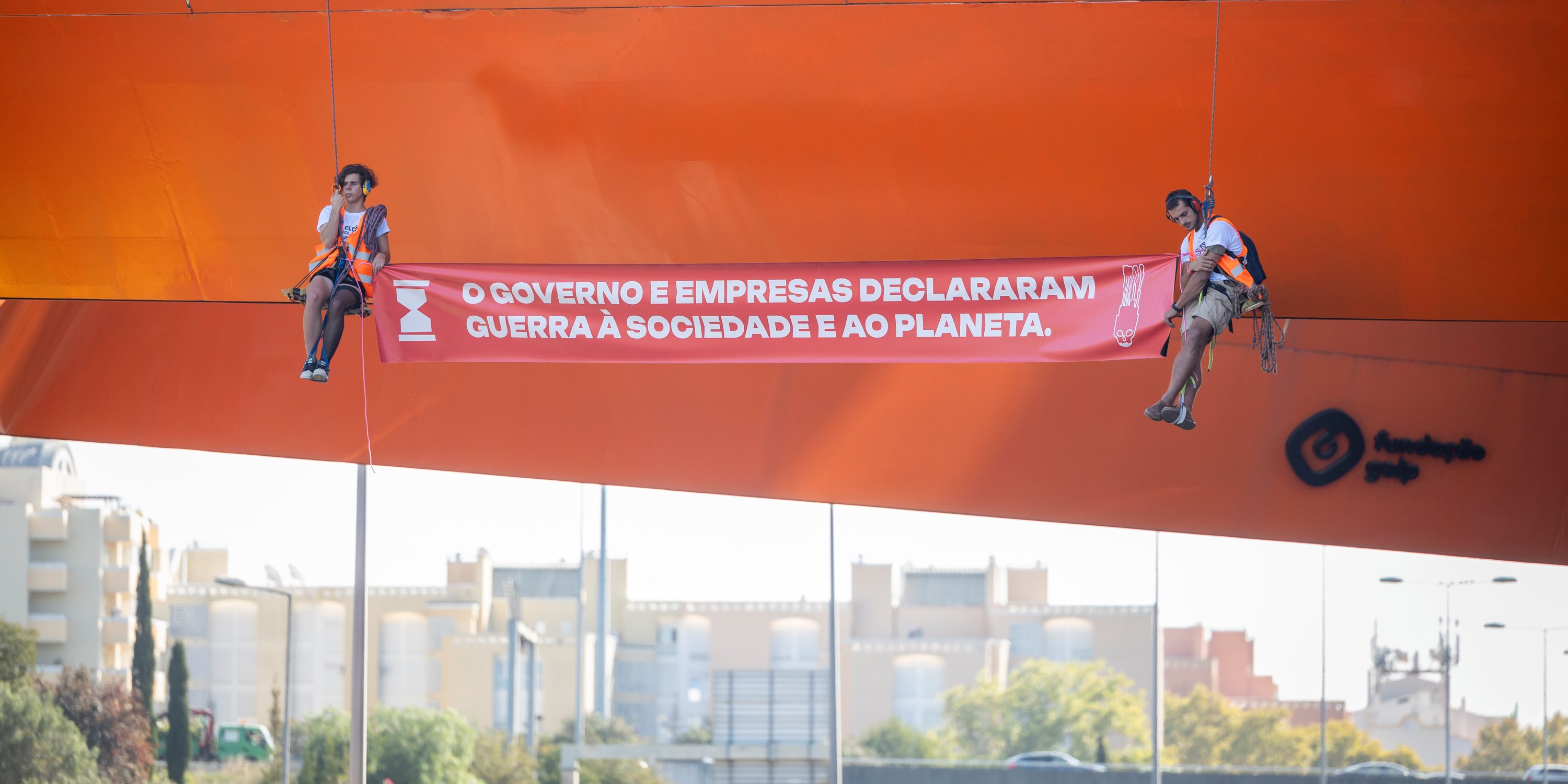 Um grupo de manifestantes bloqueou esta terça-feira a 2ª Circular, em Lisboa, num protesto contra &quot;o Governo e empresas&quot;
