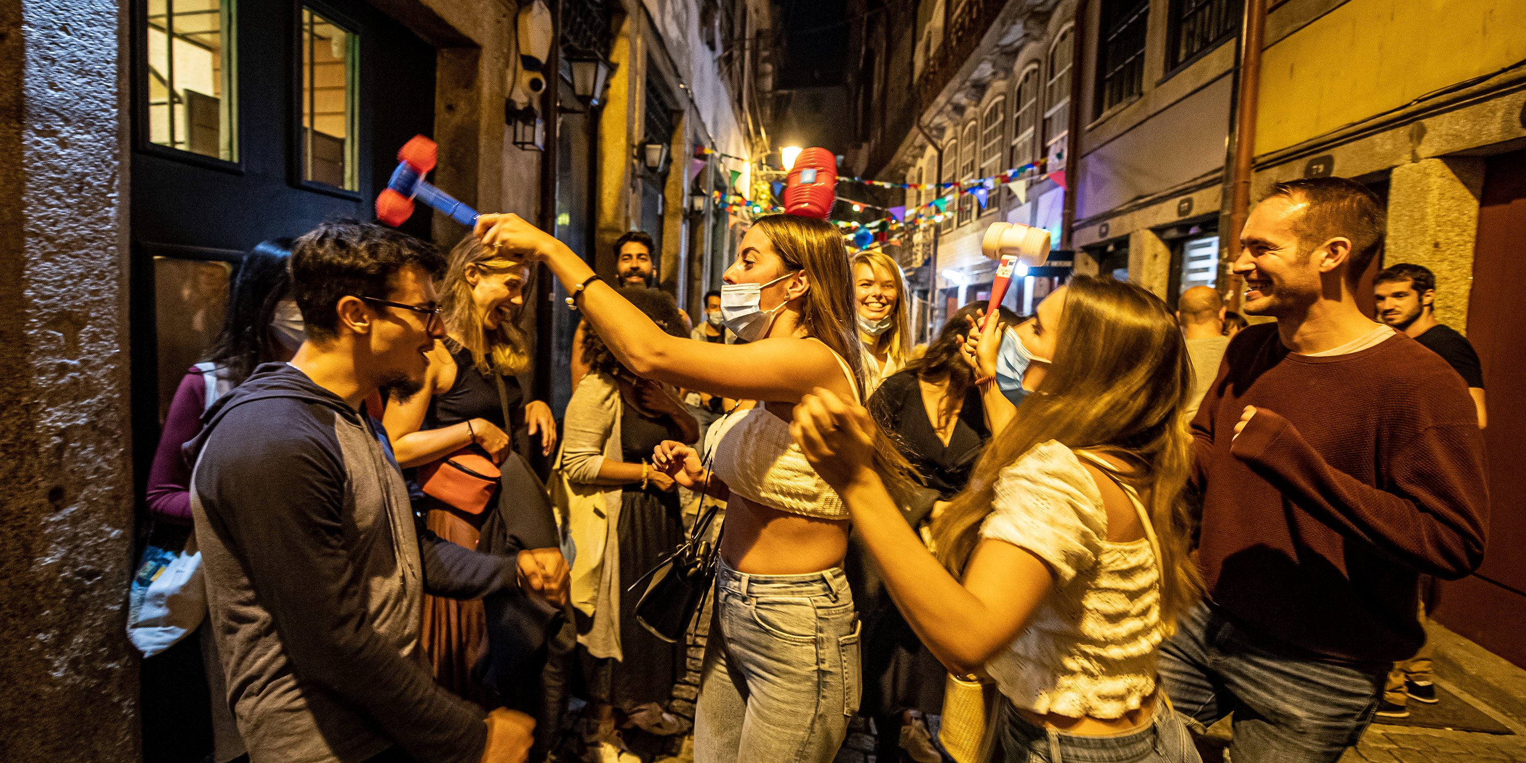 Apesar da noite quente e da conquista da seleção portuguesa no futebol, o Porto saiu à rua para festejar o S. João, mas longe das multidões habituais