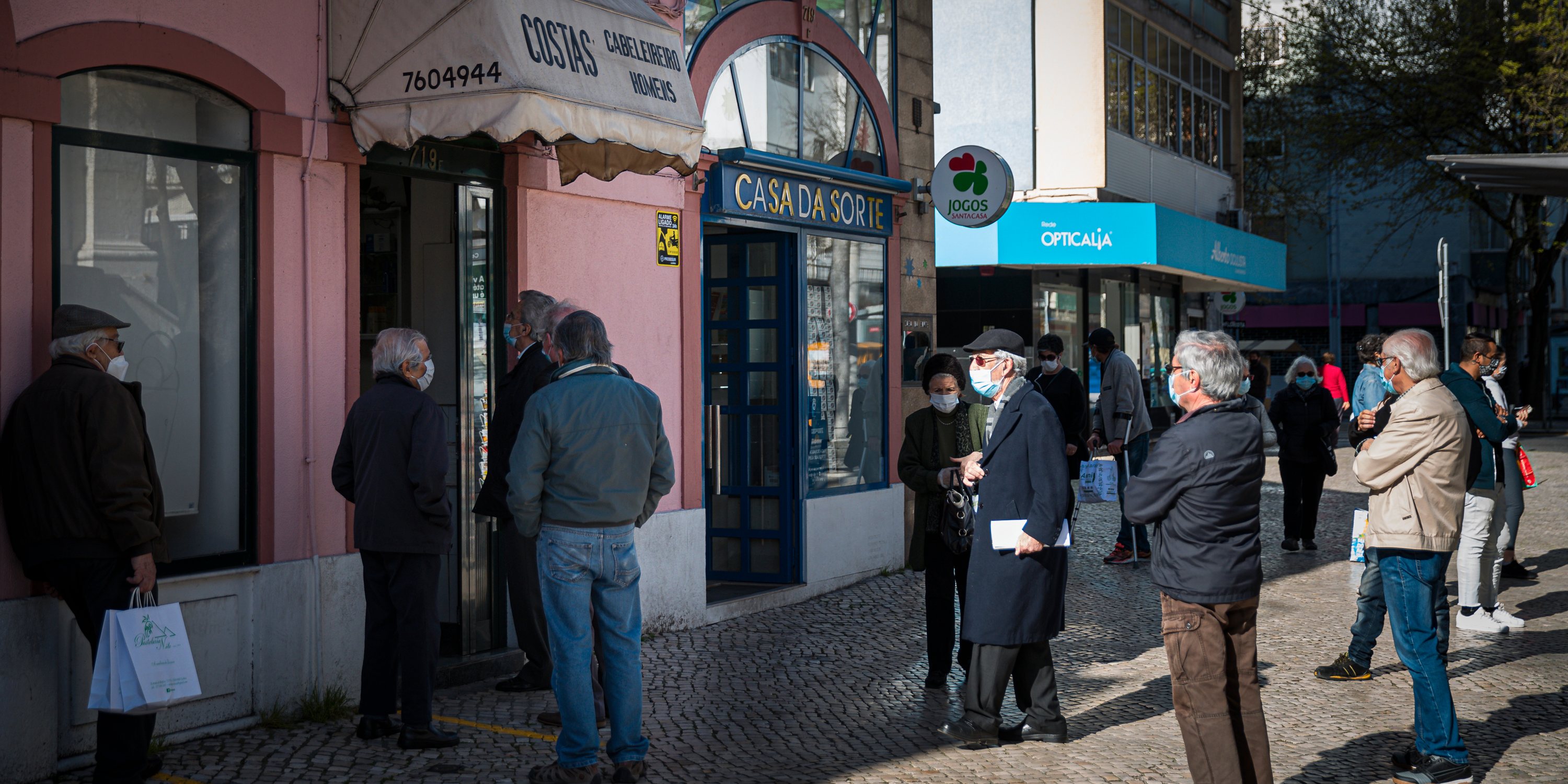A fila em frente a um barbeiro era a maior do centro do bairro de Benfica na manhã desta segunda-feira