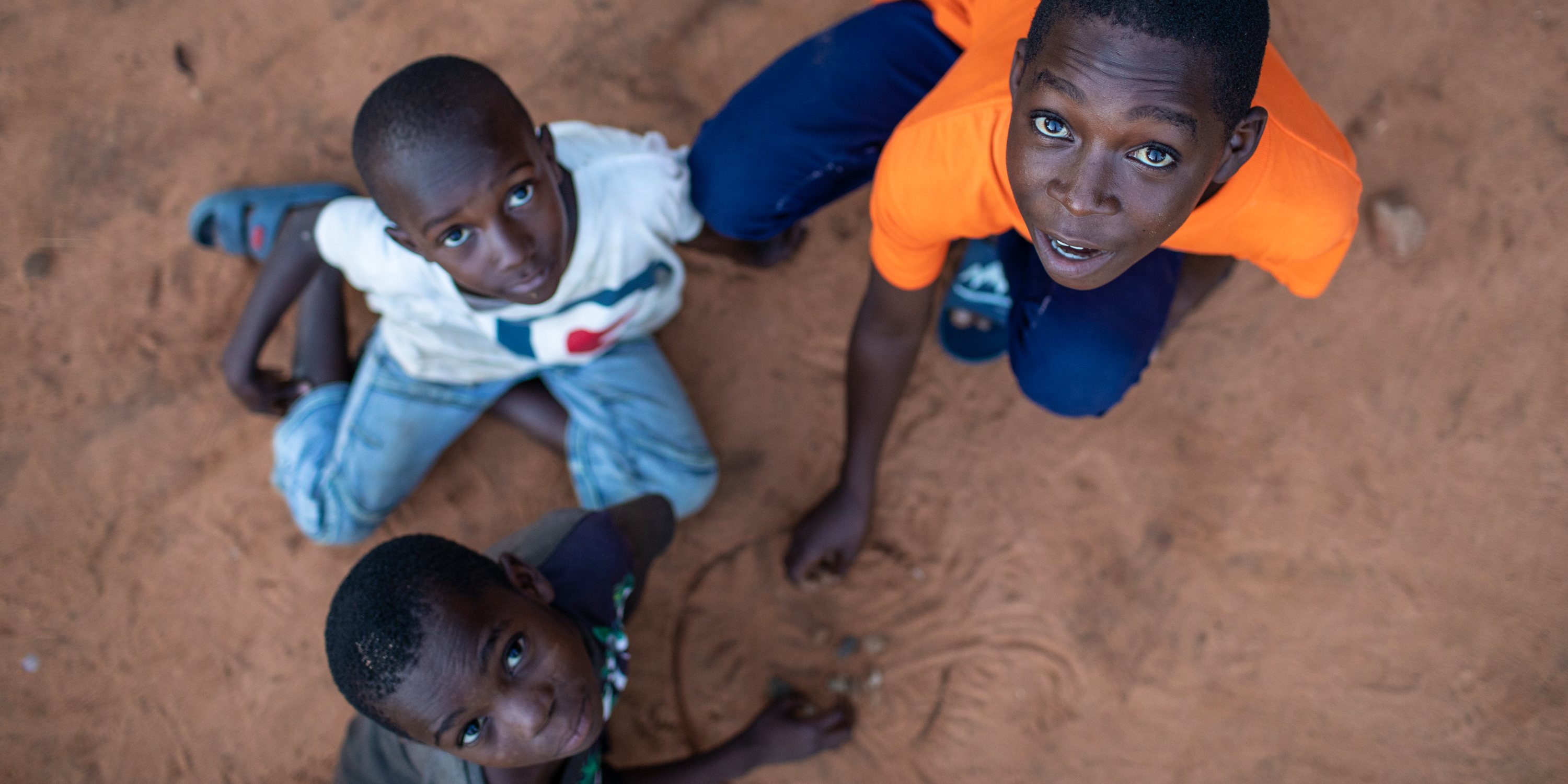 Os três primos Saide Amade 16 anos, Samito Abdaka, 12, e Mustafa Buraime, 10, fotografados pelo Observador em casa da tia-avó que os foi buscar a Pemba, três semanas depois de terem fugido de Palma