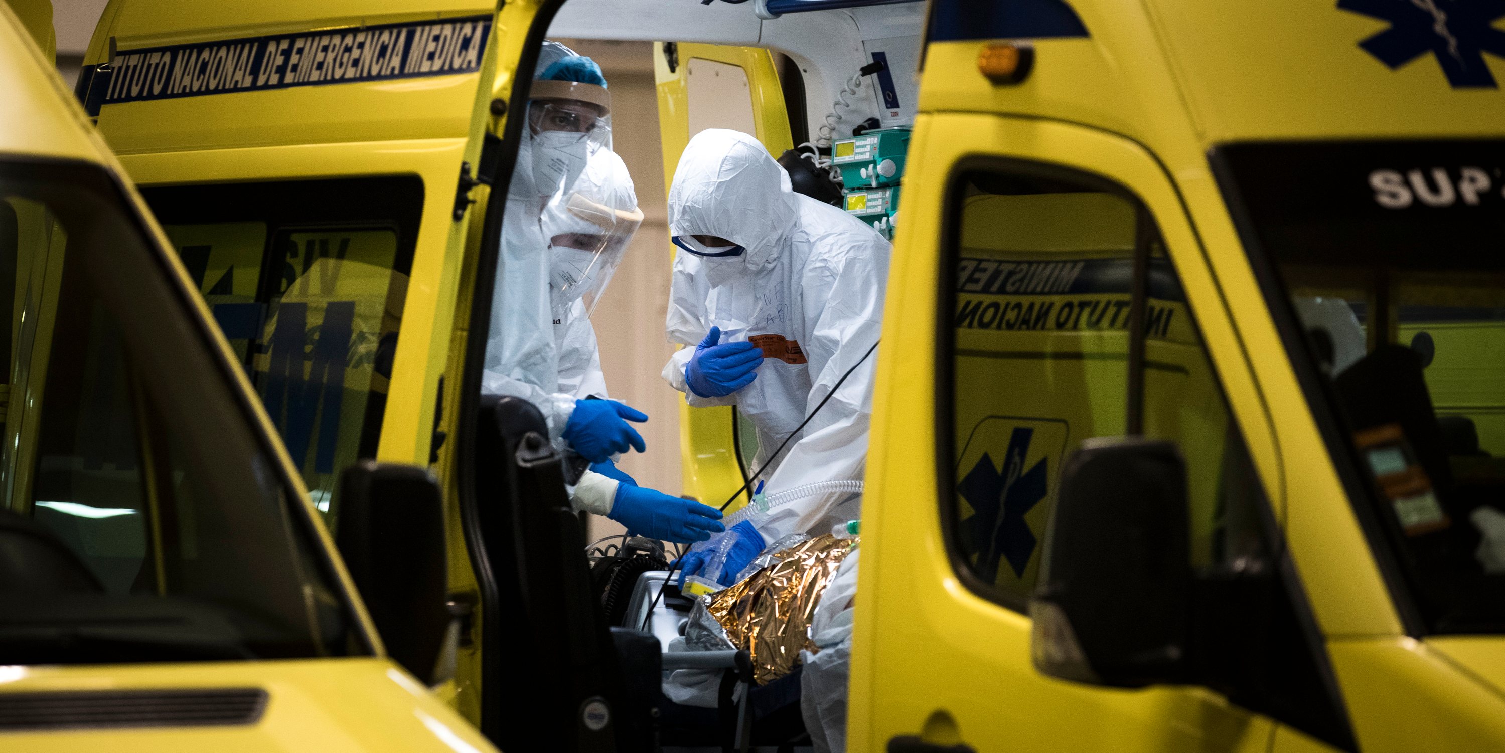 Um profissional de saúde realiza uma pré-triagem a uma pessoa infetada pela Covid-19 à porta do Hospital Santa Maria, em Lisboa