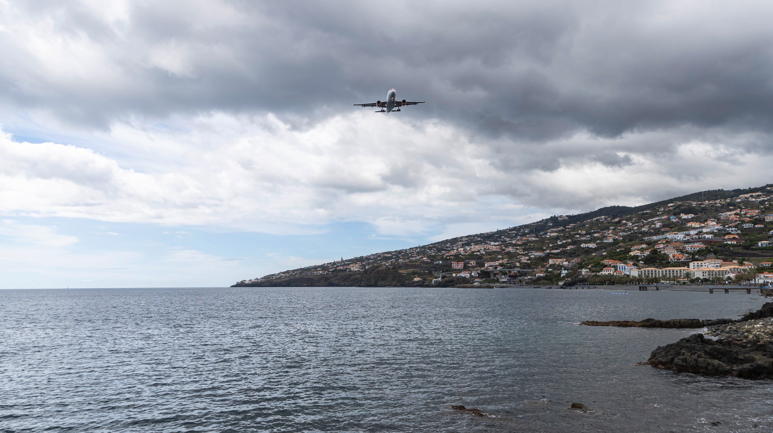 A capitania do Porto do Funchal prolongou esta quinta-feira novamente os avisos de agitação marítima e vento forte