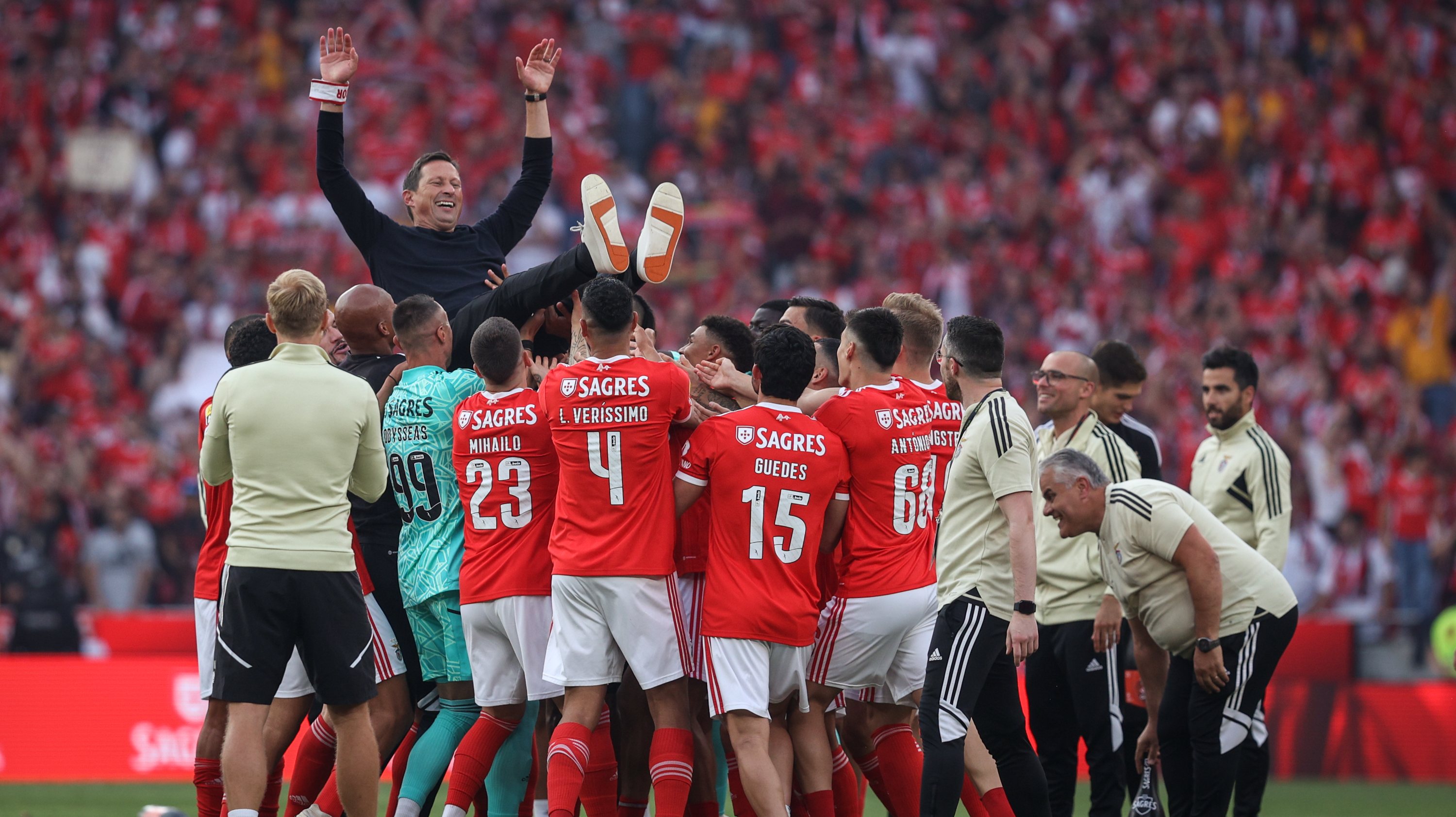 Jogadores do Benfica festejam a conquista do campeonato no estádio da Luz, a contar para a 34ª jornada da Primeira Liga 2022/23. Roger Schmidt Lisboa, 27 de Maio de 2023. FILIPE AMORIM/OBSERVADOR