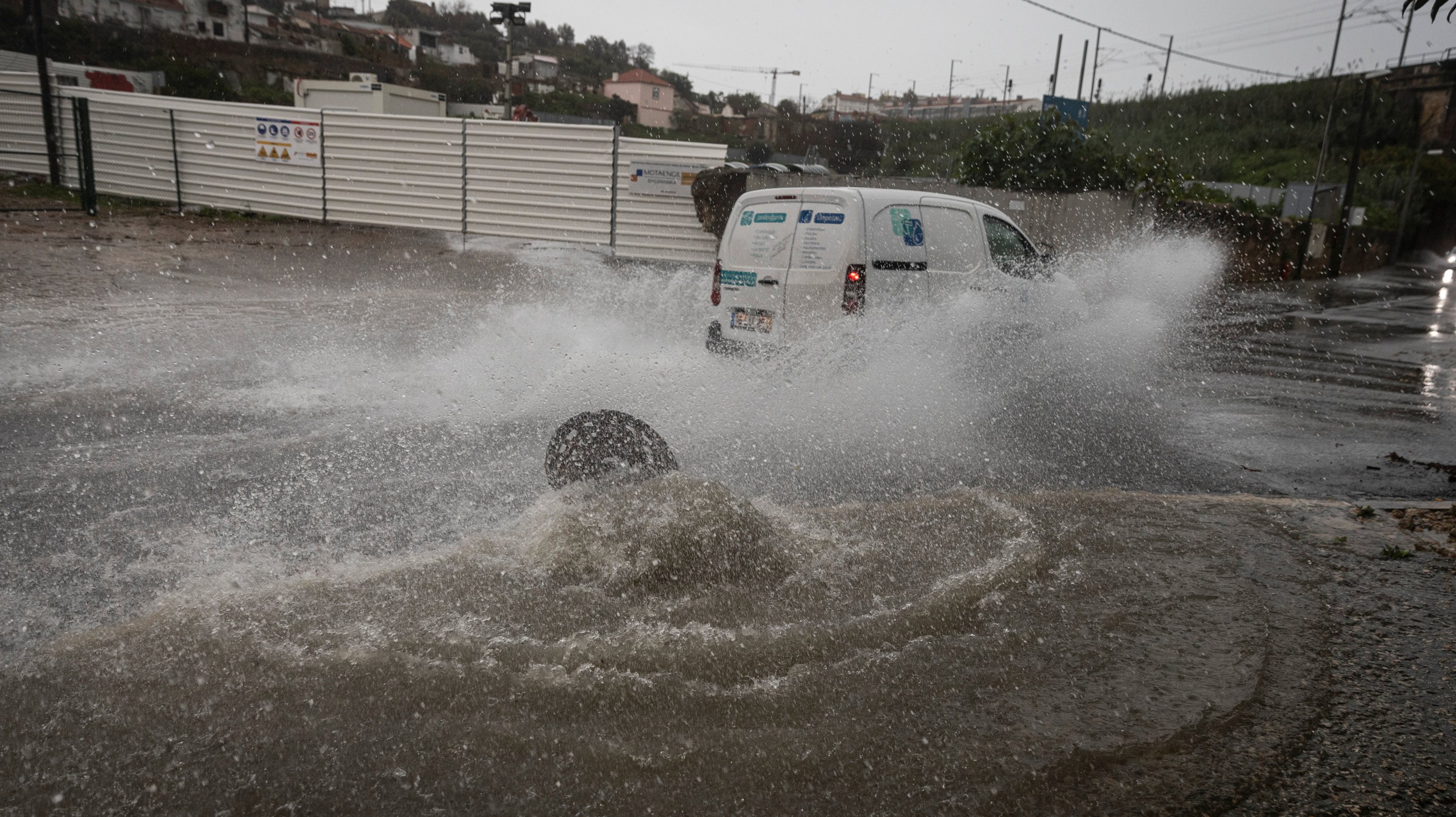 Uma das várias ruas inundadas em Lisboa, na zona do Beato.