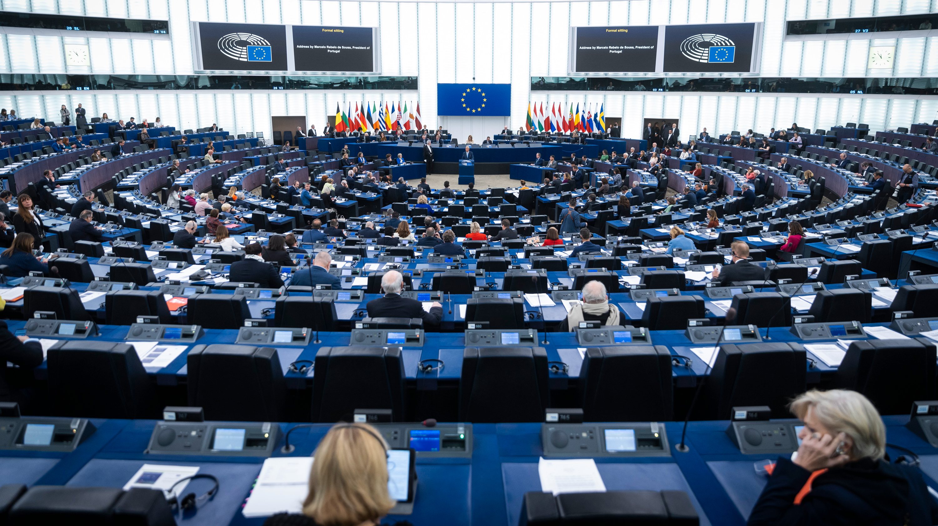 A lei tinha sido aprovada pelo Parlamento Europeu em fevereiro — com 329 votos a favor, 275 contra e 24 abstenções — mas acabou por não ir a votos para aprovação final depois da Hungria ter retirado o apoio