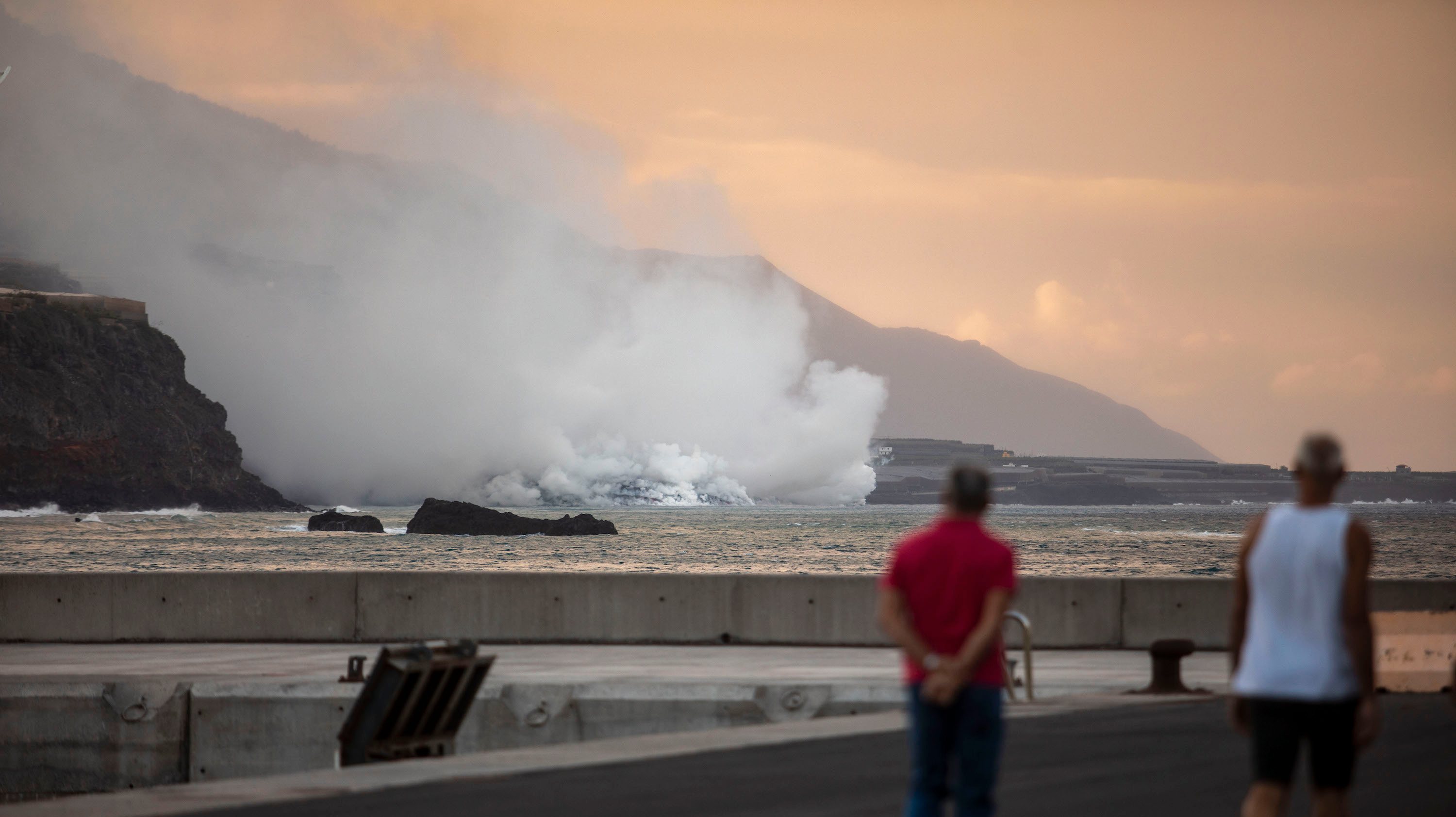 O rio de lava que escorre do vulcão de La Palma chegou esta terça-feira ao mar