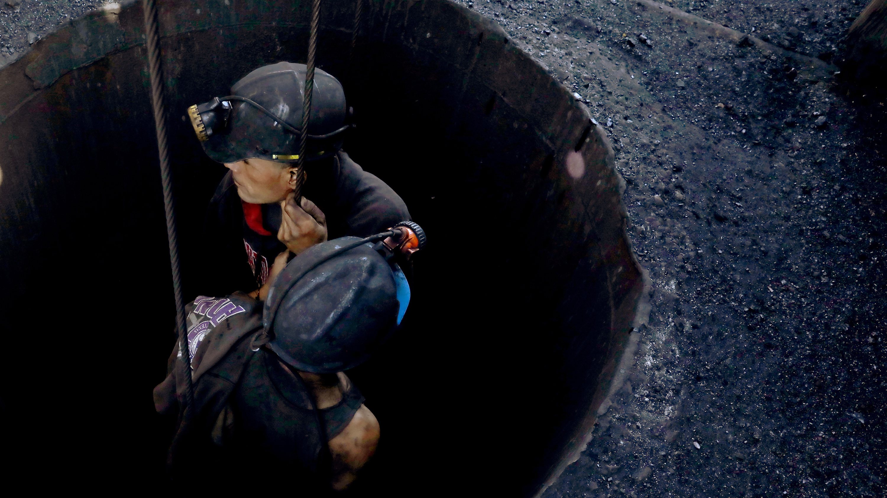 Mineiros são retirados de uma mina de carvão a 25 de março de 2021 em Sabinas, Coahuila