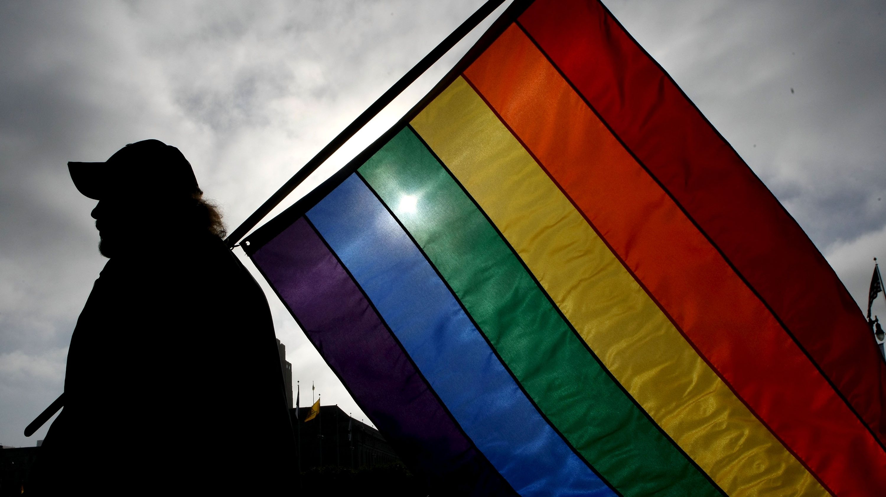 Bandeira LGBT erguida
