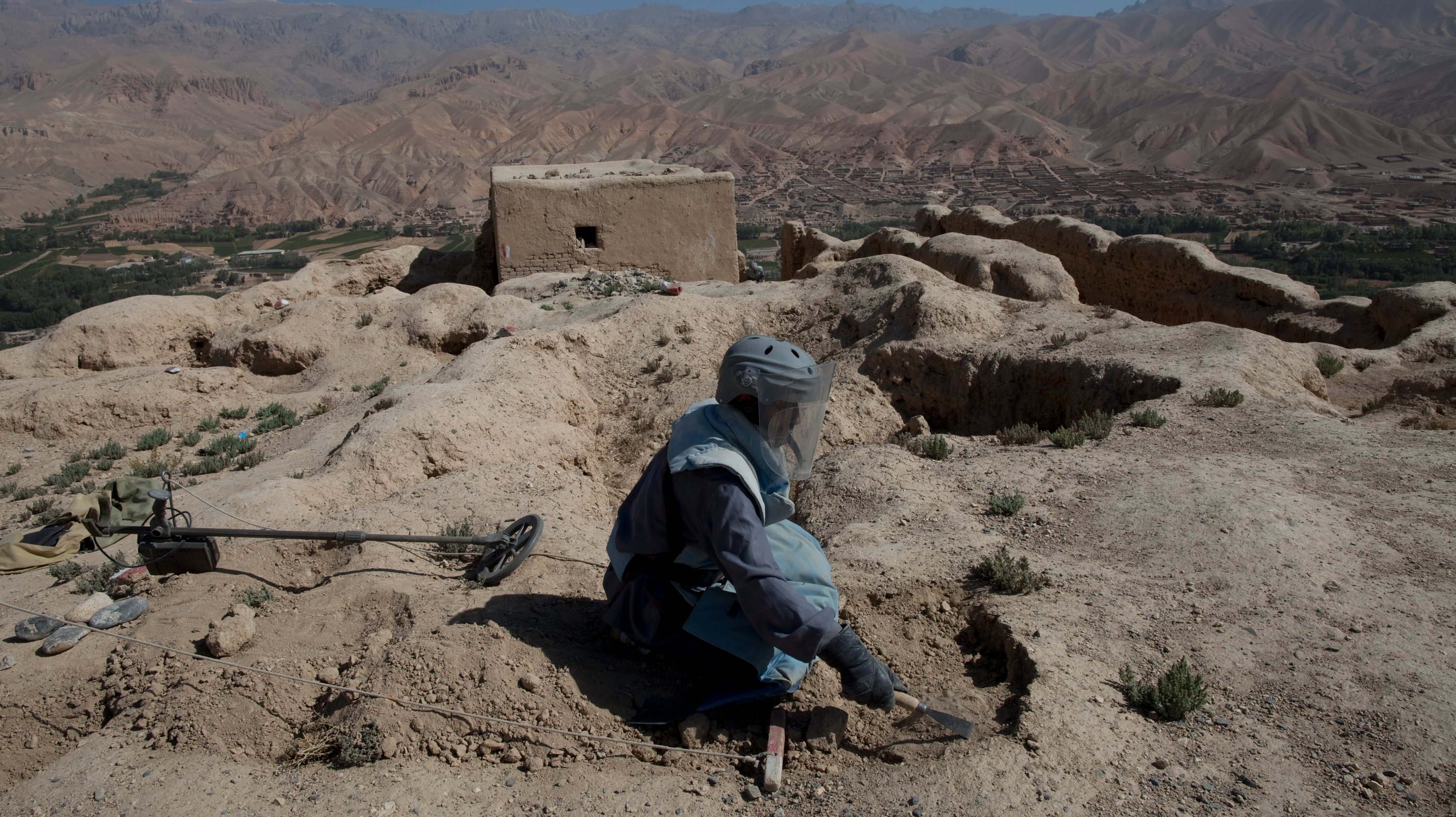 Um afegão limpa as minas perto de locais arqueológicos em Bamiyan, Afeganistão. 2 de setembro de 2009