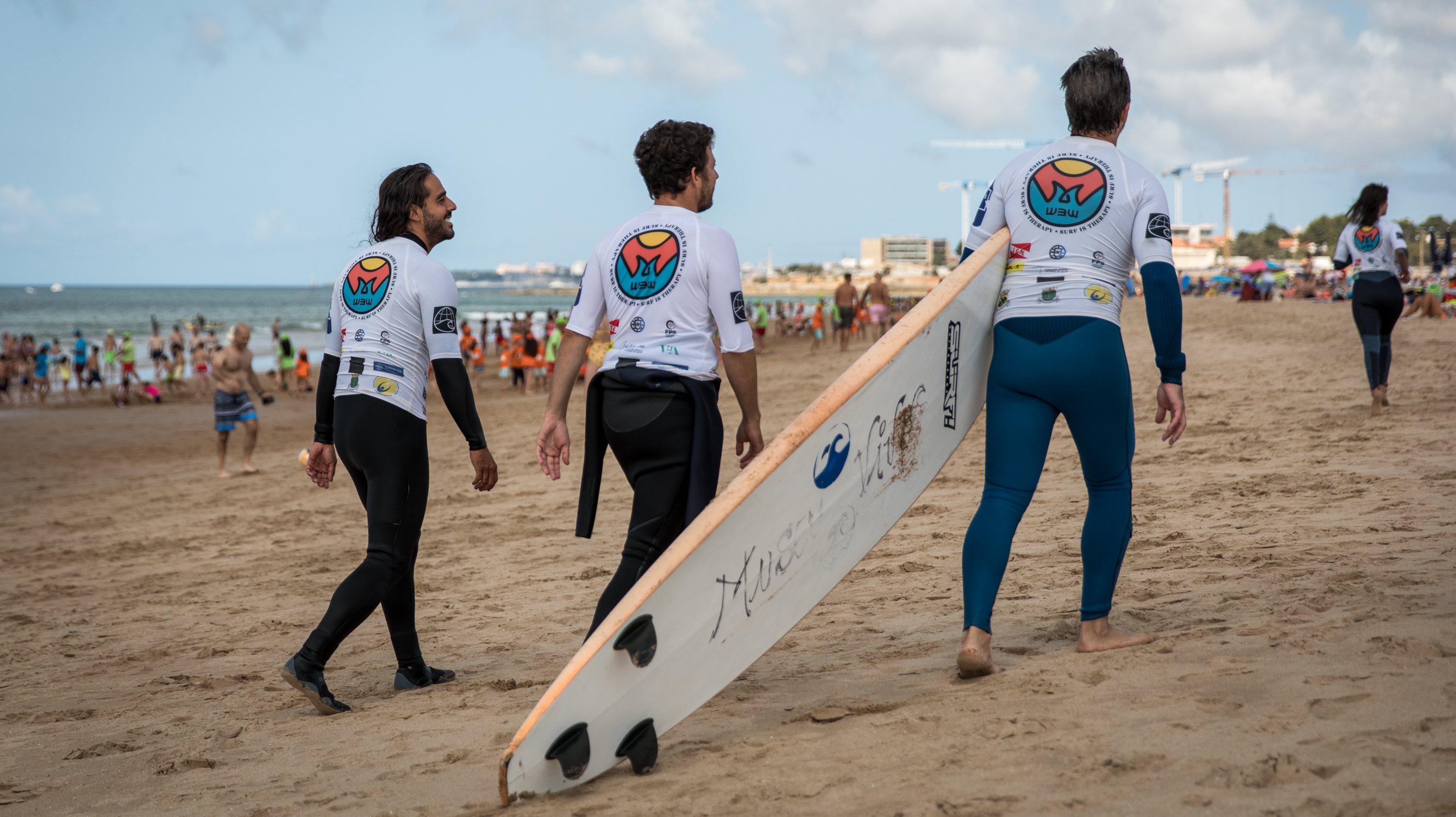 Saúde Mental: o Wave by Wave é um projeto que utiliza o poder terapêutico do surf e do mar para promover a saúde mental e o bem-estar de crianças. 21 de Julho de 2023 Carcavelos, Cascais TOMÁS SILVA/OBSERVADOR