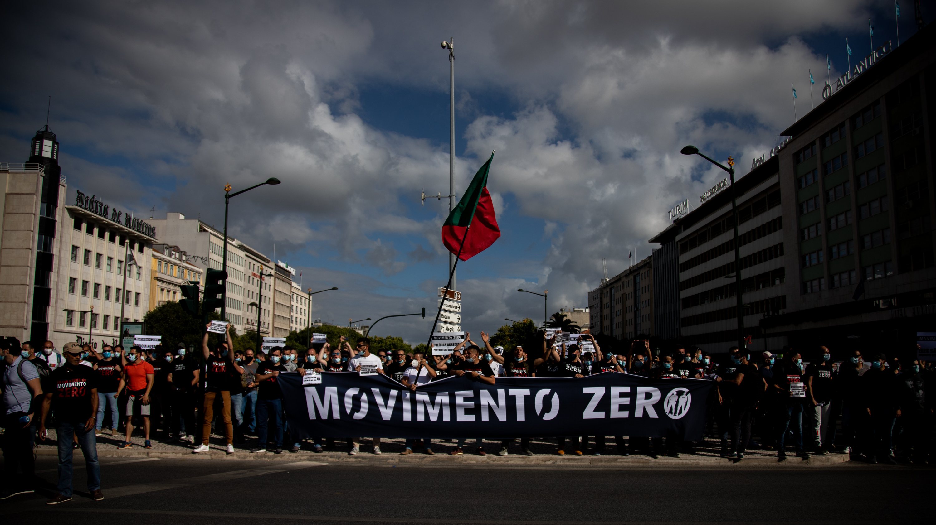 A concentração foi organizada pelo movimento inorgânico Zero, que surgiu nas redes sociais e que congrega elementos da PSP e da GNR